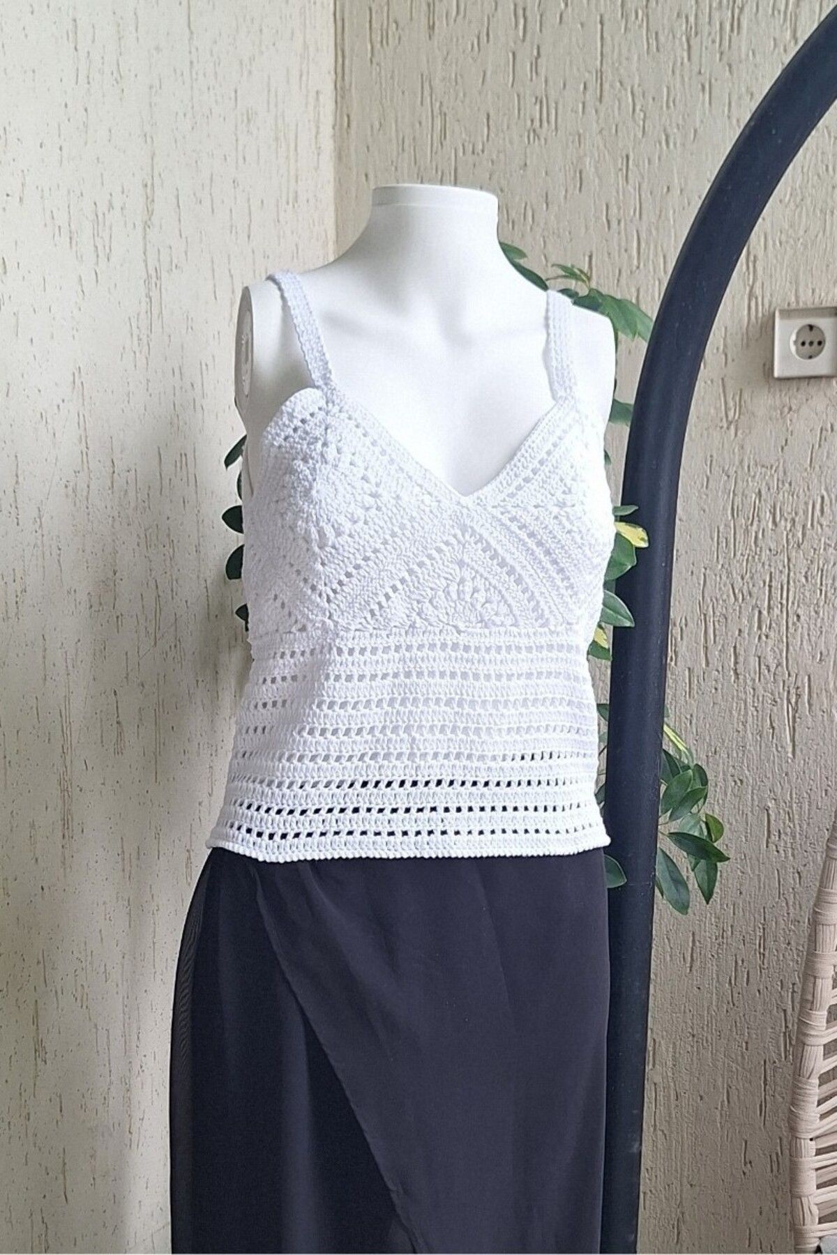 Butik KADIN BEYAZ RENK PAMUKLU İPTEN ASKILI HAND MADE EL ÖRGÜSÜ YAZLIK BLUZ