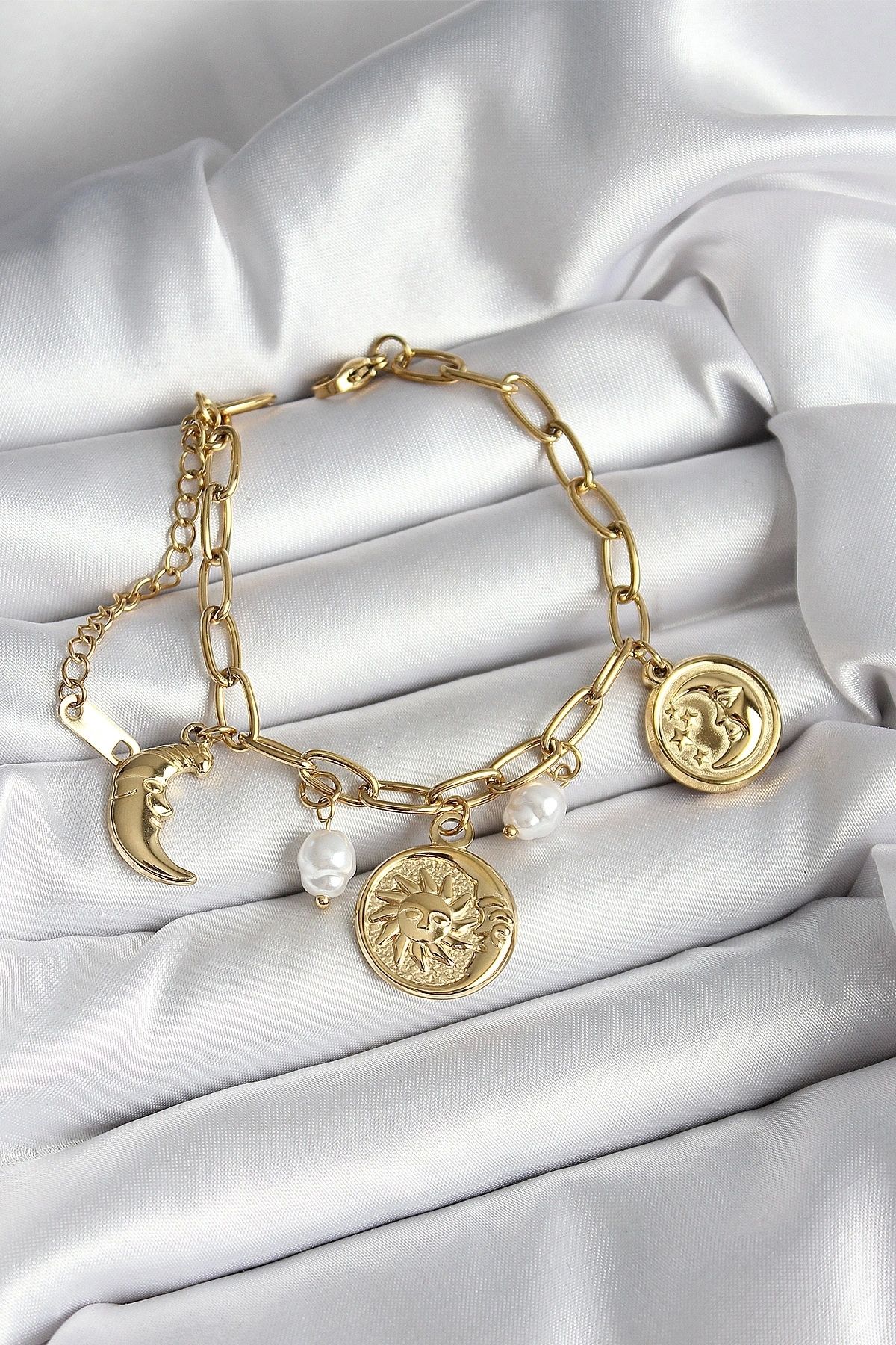 OurStyles 316L Çelik Güneş Ay ve Para Figürlü İnci Detaylı Sallantılı Gold Renk Kadın Bileklik - TJ-BB7032