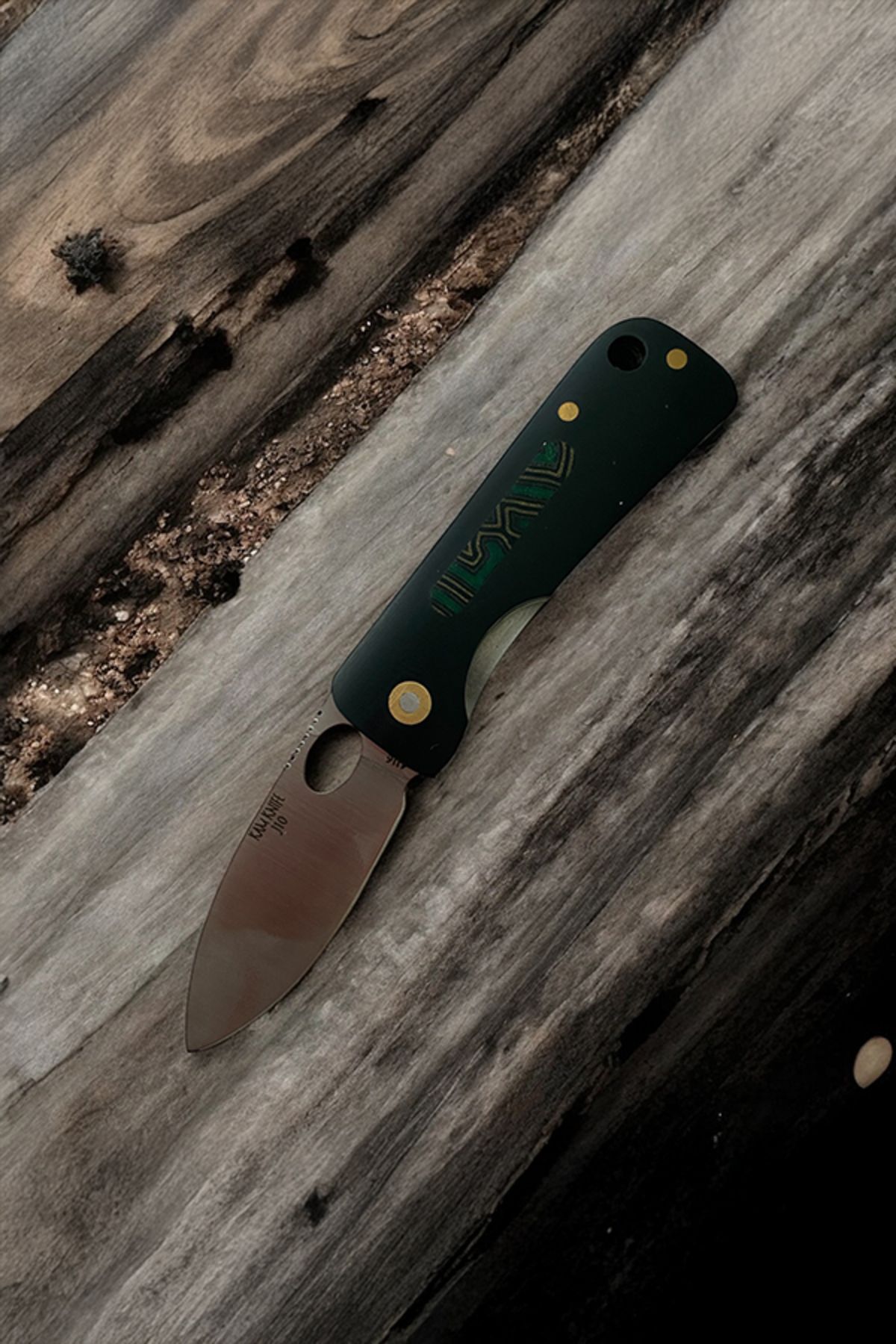 Tantobushcraft Tanto Bushcraft Kam J10 Siyah Çakı – 4116 Çelik Bıçak, Mikarta Sap, Deri Kılıf
