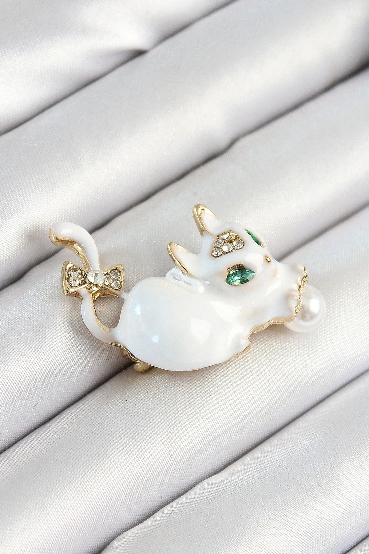 OurStyles Zirkon Taşlı İnci Detaylı Beyaz 3D Kedi Figürlü Gold Renk Kadın Broş - TJ-BR440