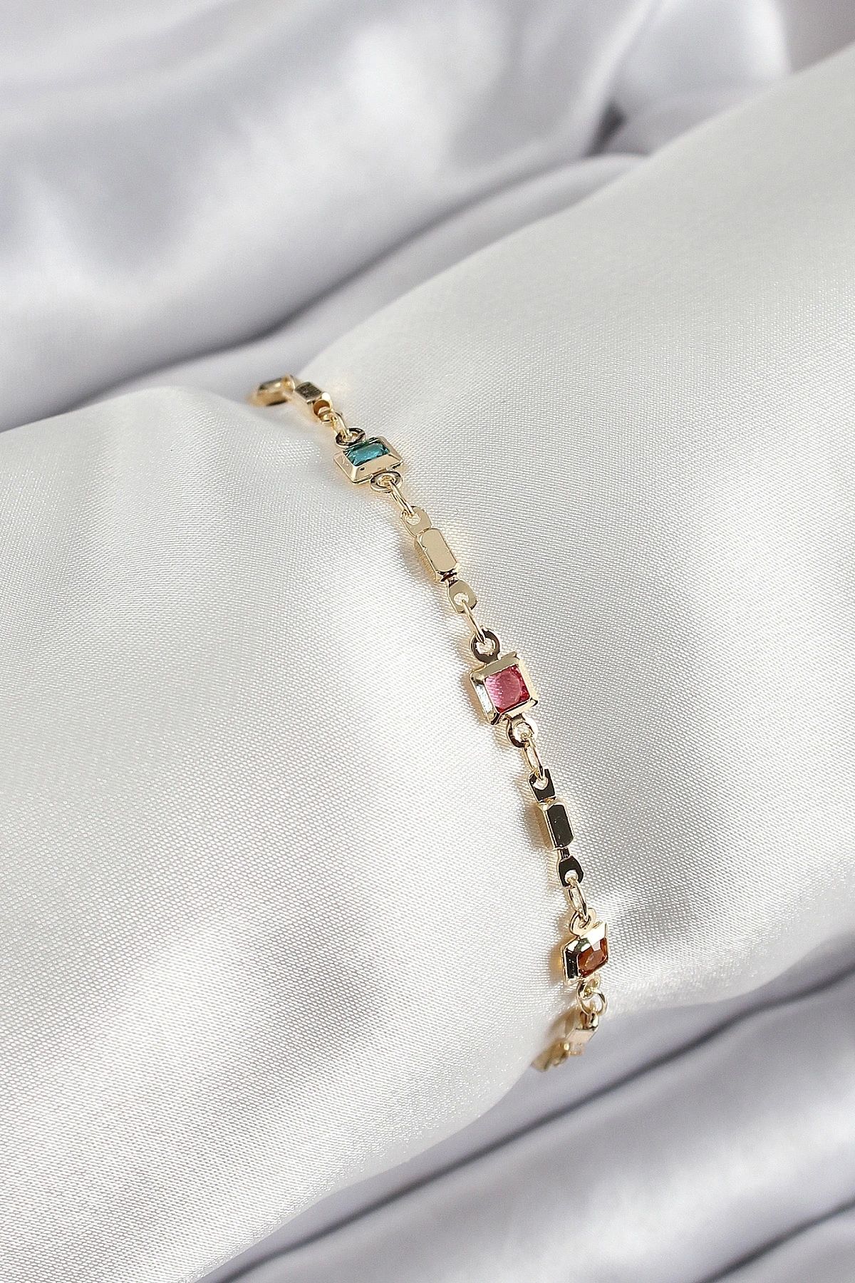 OurStyles Pirinç Gold Renk Karışık Renkli Kare Zirkon Taşlı Kadın Bileklik - TJ-BB7043