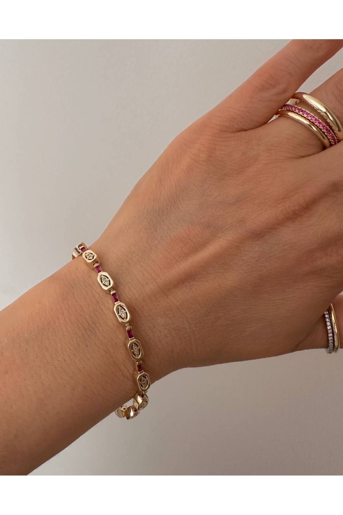 Esmeray Aksesuar Gold Renk Zirkon Pembe ve Beyaz Taşlı Vip Seri Rodyum Kaplama Bileklik Uzunluk 16,5 cm. Ek Klips18cm