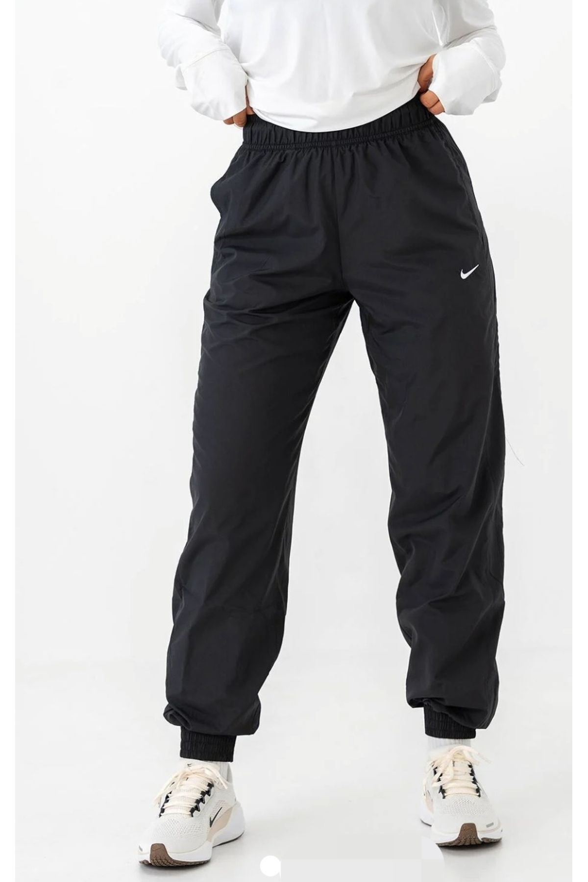 Nike Sportswear Essential Woven Mid-Rise Jogger oversize paraşüt kumas FV7668-010 yakamoz spor