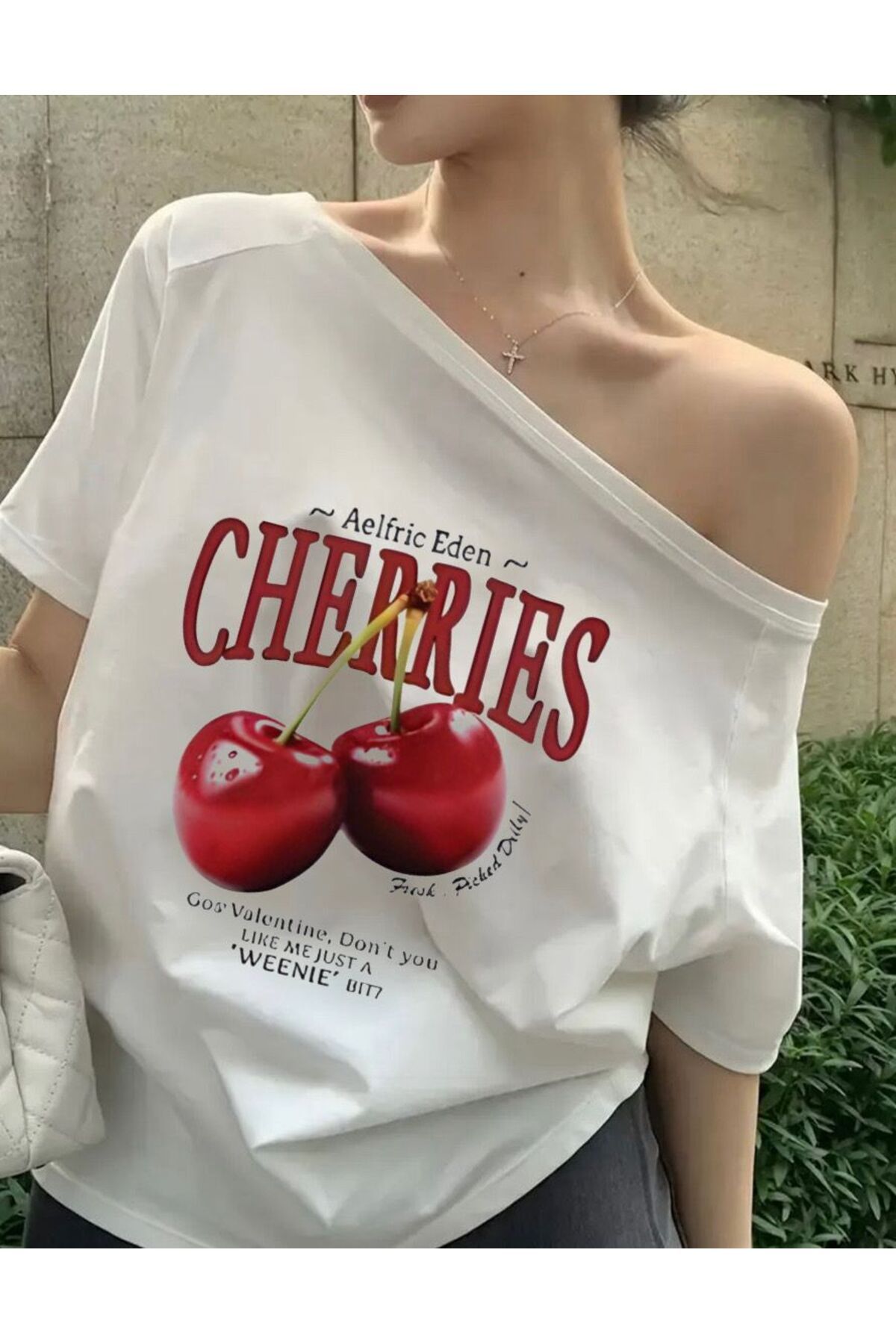 Koklonmoda Büyük Beden Kadın Düşük Omuz Kayık Yaka Cherries Baskılı T-Shirt