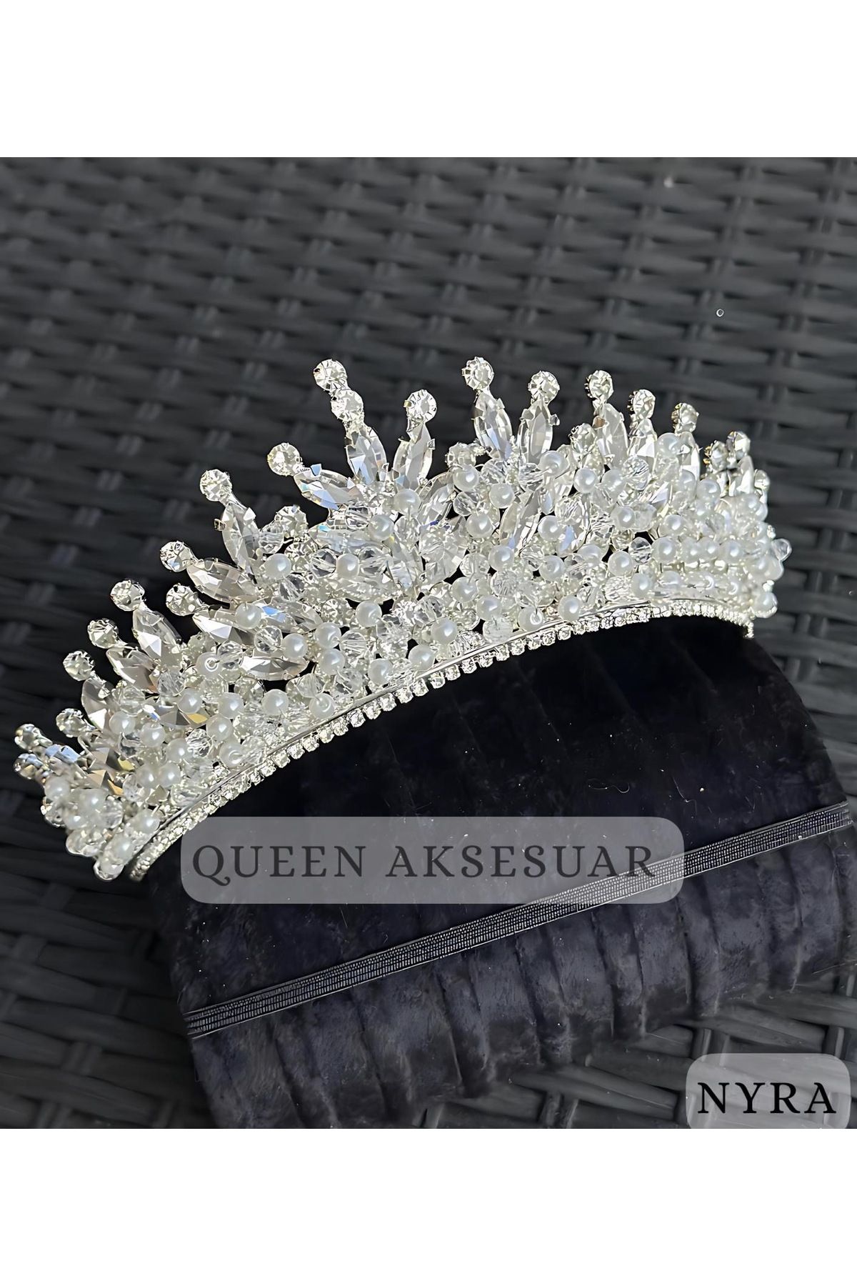 QUEEN AKSESUAR NYRA incili beyaz kristal taşlı lüks tasarım nişan gelin tacı metal taç yüksek otantik motifli