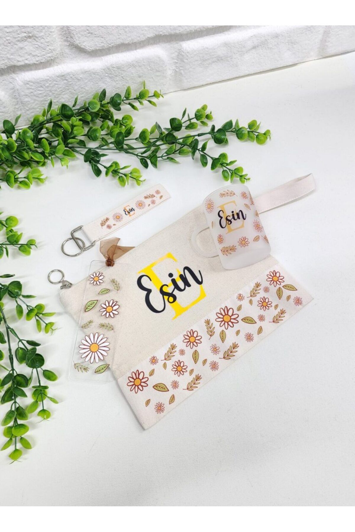happy mountains İsme Özel Papatya Ve Yaprak Desenli Clutch Çanta Çay Fincanı Anahtarlık Kitap Ayracı Hediye Seti