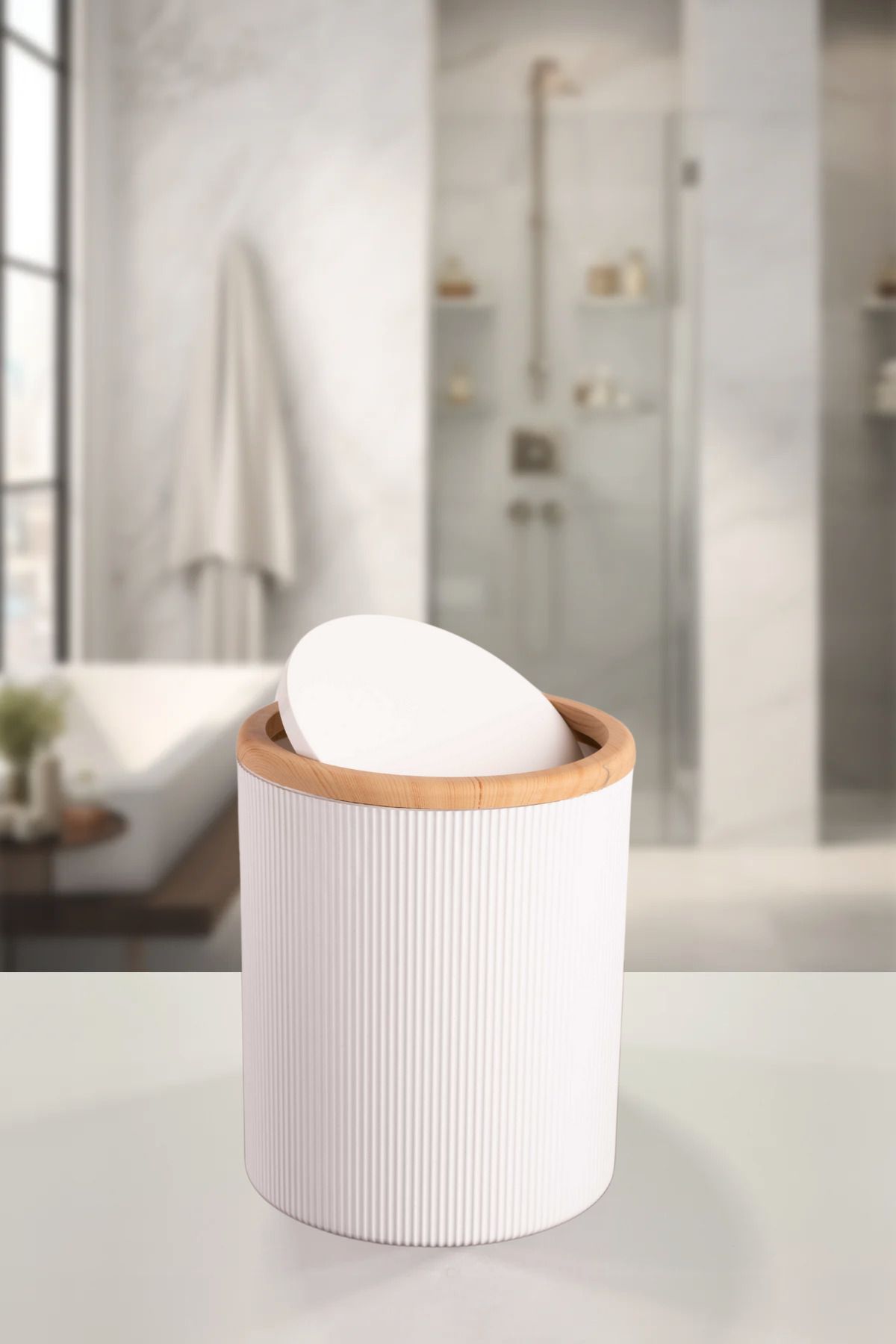 12den Bambu Desenli Çöp Kovası Plastik, Sallanır Kapaklı Banyo Mutfak Tezgah Üstü Çöp Kovası 6 Lt Beyaz