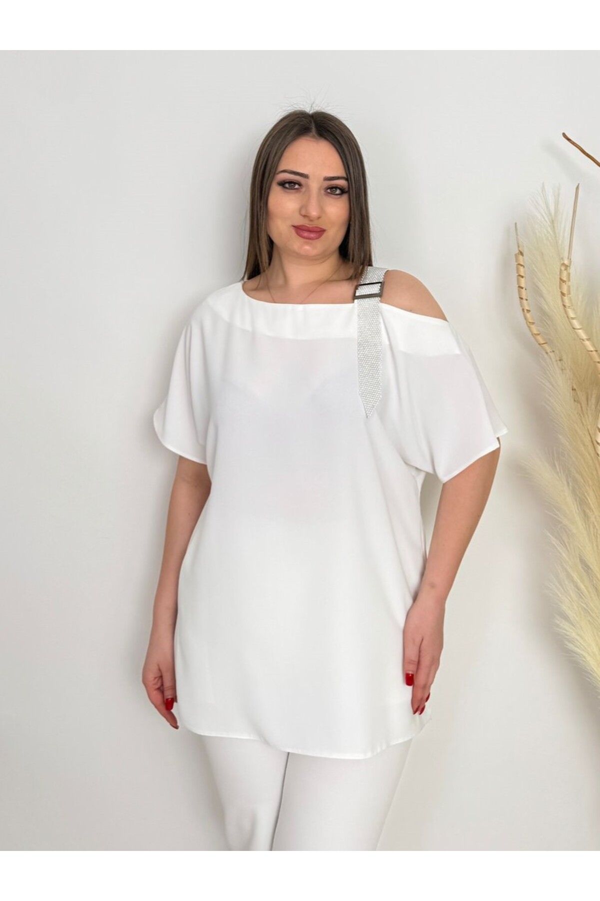 DE WHITES BÜYÜK BEDEN OMUZU AKSESUAR DETAYLI BLUZ