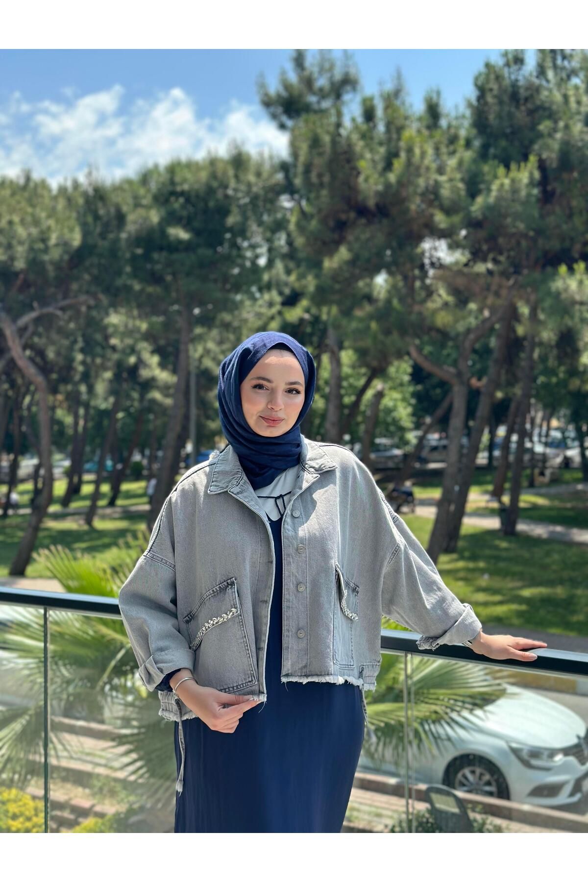 Ranasubaşı Boncuk ve Taş İşlemeli Kısa Kot Ceket