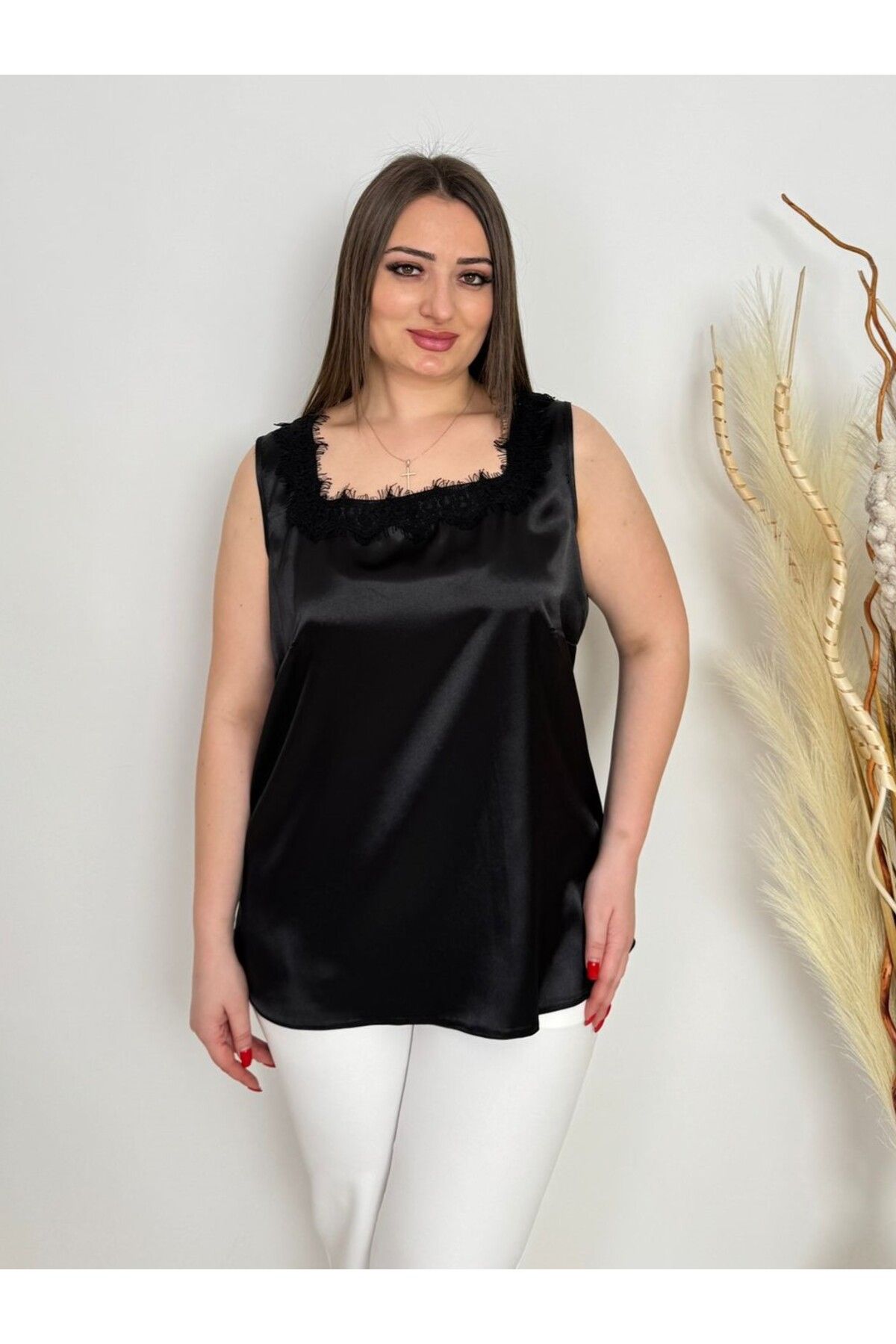 DE WHITES Büyük Beden Saten Yaka Dantel Detayli Kolsuz Bluz