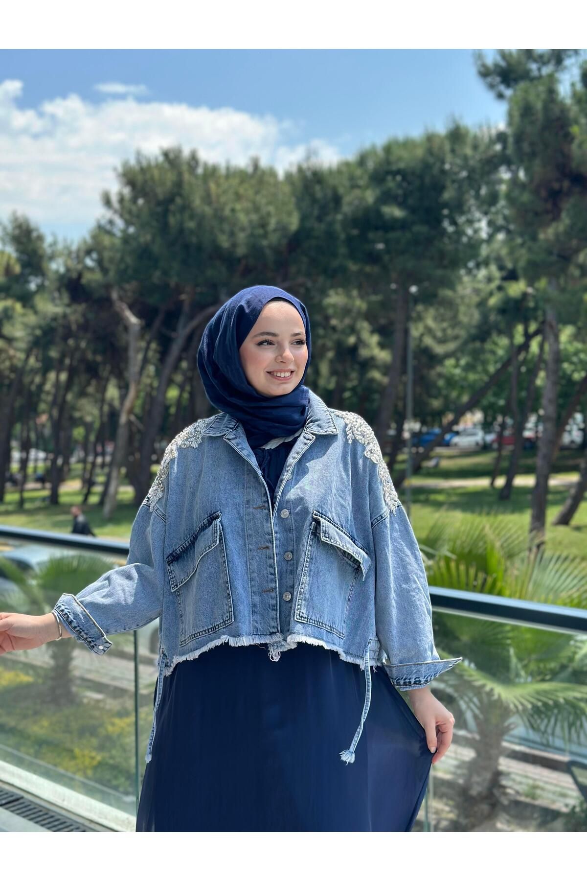 Ranasubaşı Omuz ve Sırt Taş Detaylı Denim Ceket