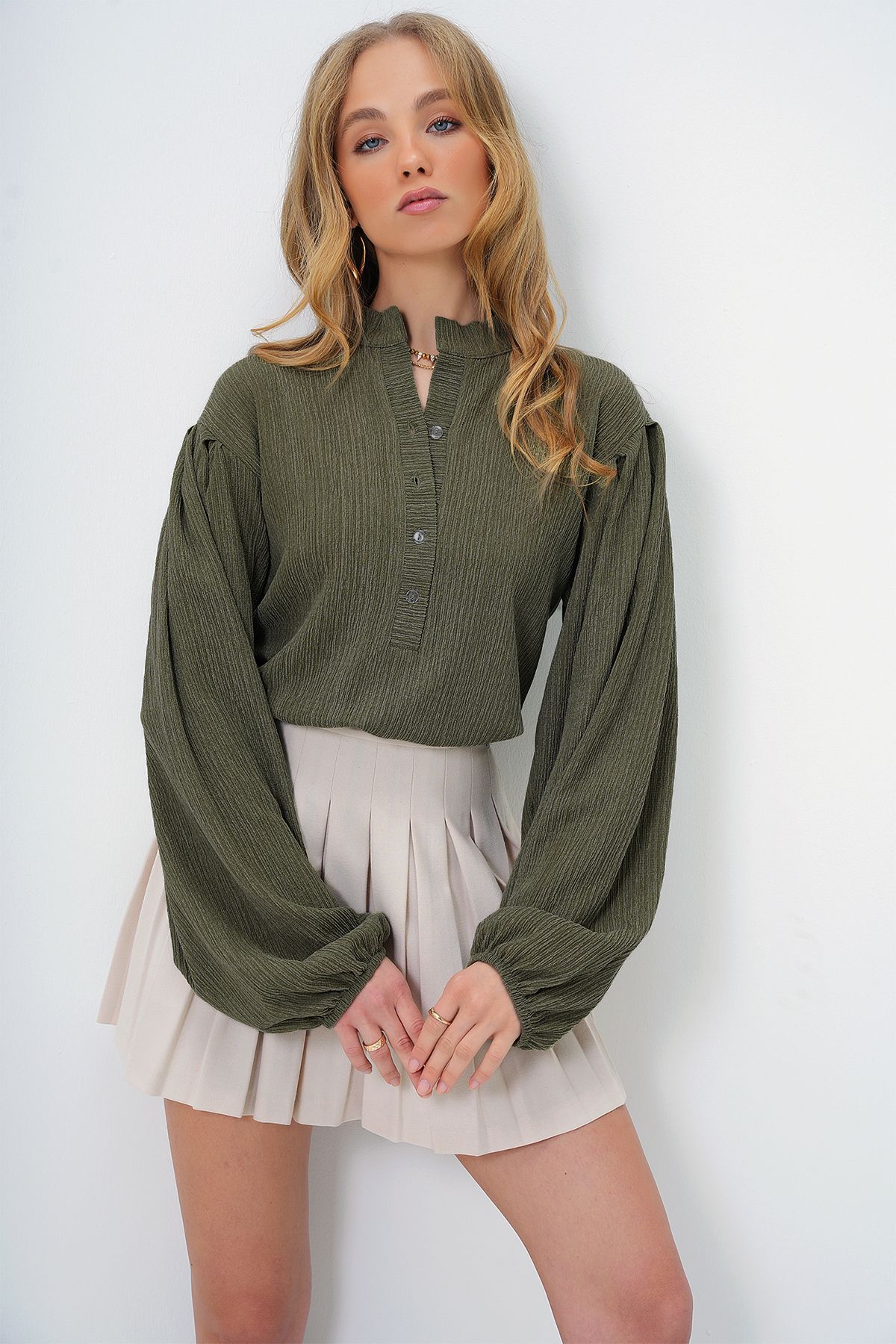 Trend Alaçatı Stili-Női világos khaki színű hajtóka elöl gombos ballon ujjú texturált ráncos ingblúz ALC-X11872 3