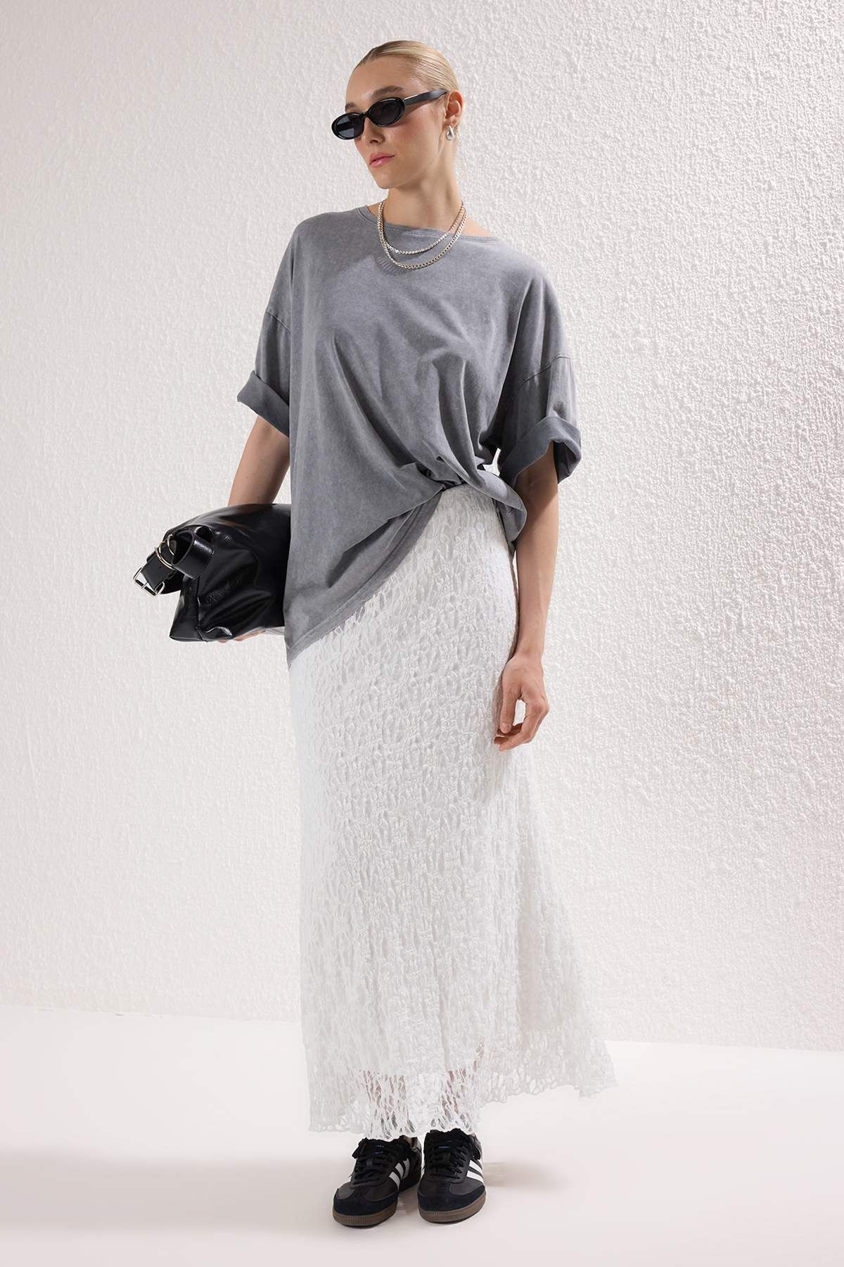 Trendyol Collection-Fusta tricotată elastică midi din dantelă Ecru TWOSS25ET00149 1