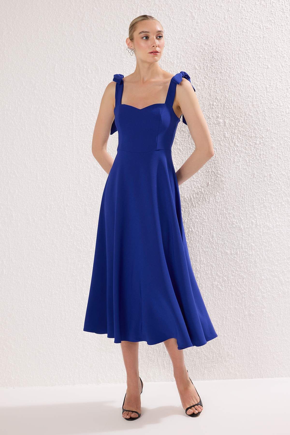 Trendyol Collection Sukienka midi Saxe A-Line z wiązaniem i szczegółami tkana, elegancka, wieczorowa, na studniówkę TPRSS24EL00251