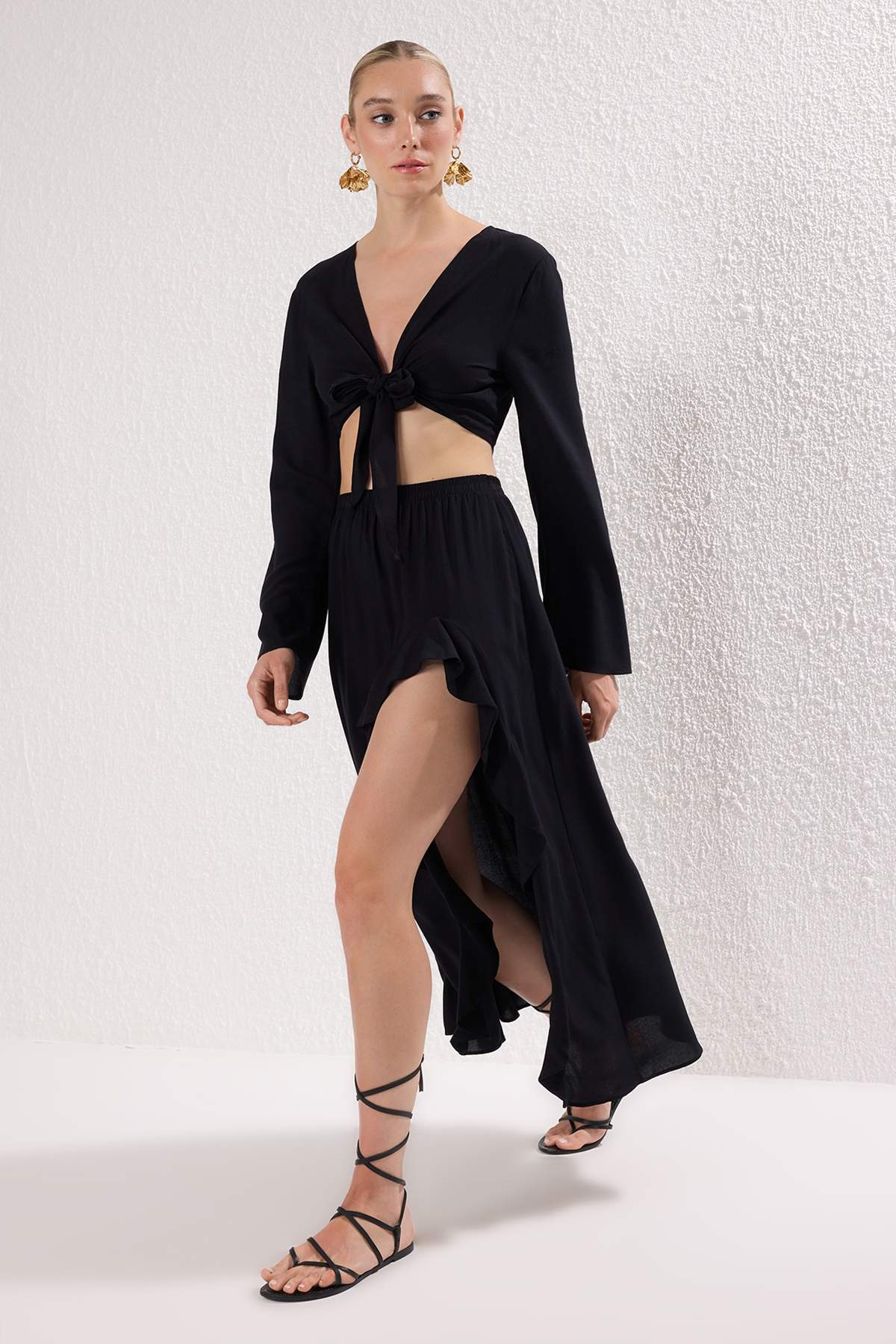 Trendyolmilla  Siyah Dokuma Yırtmaçlı Plaj Bluz-Etek Takım TBESS25AU00090 - Görsel 2