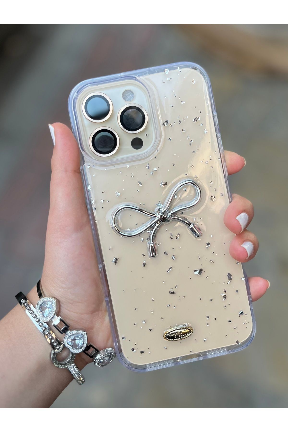 Caseji iPhone 16 Pro Max Uyumlu Gümüş Detaylı 3D Fiyonklu Parıltılı Kılıf