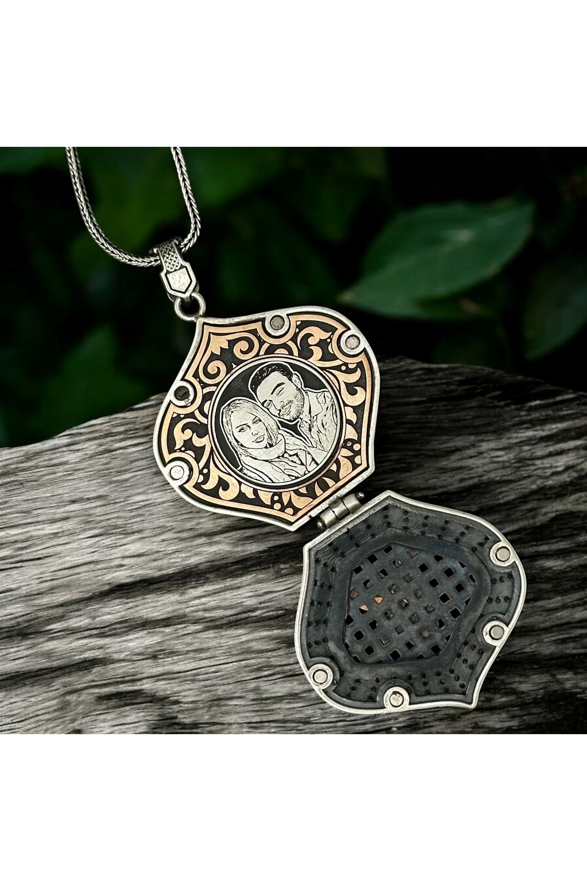 JEICON ATELIER Özel Tasarım Monogram Harf Ve Fotoğraf İşlemeli Kapaklı 925 Ayar Gümüş Madalyon