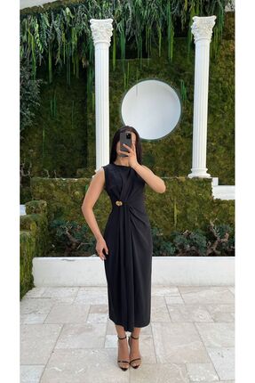 Nida Boutique Sıfır Kol Yırtmaçlı Beli Broş Detaylı Midi Elbise