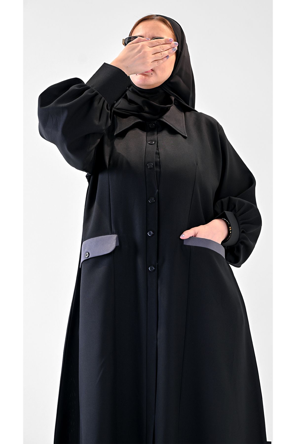 GENERAL-Black linen abaya with a turn-up collar and gray pockets - formal work design 3