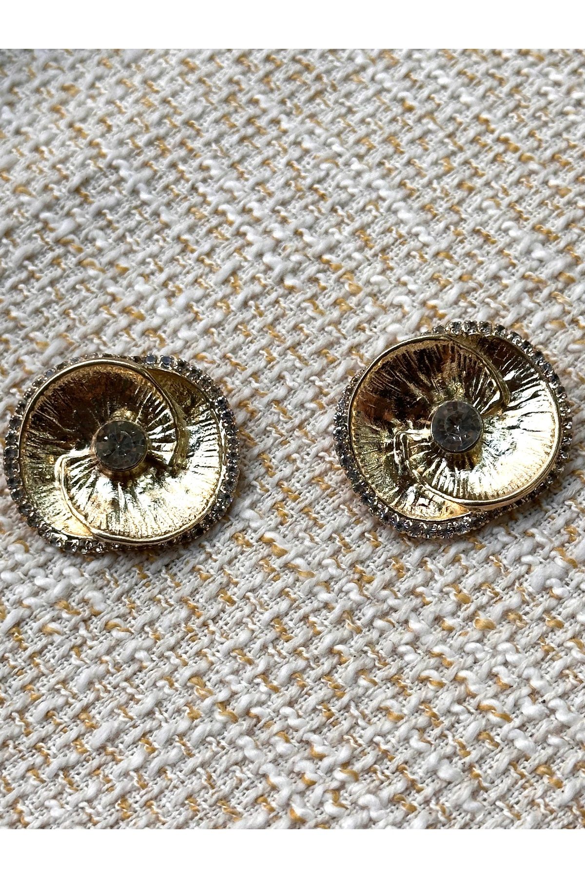 ODDA TASARIM ATÖLYESİ-Extra Large (3.5cm) Luxury Gold 2-Button with Rose Pattern and Crystal Stones in the Middle and Edges 3