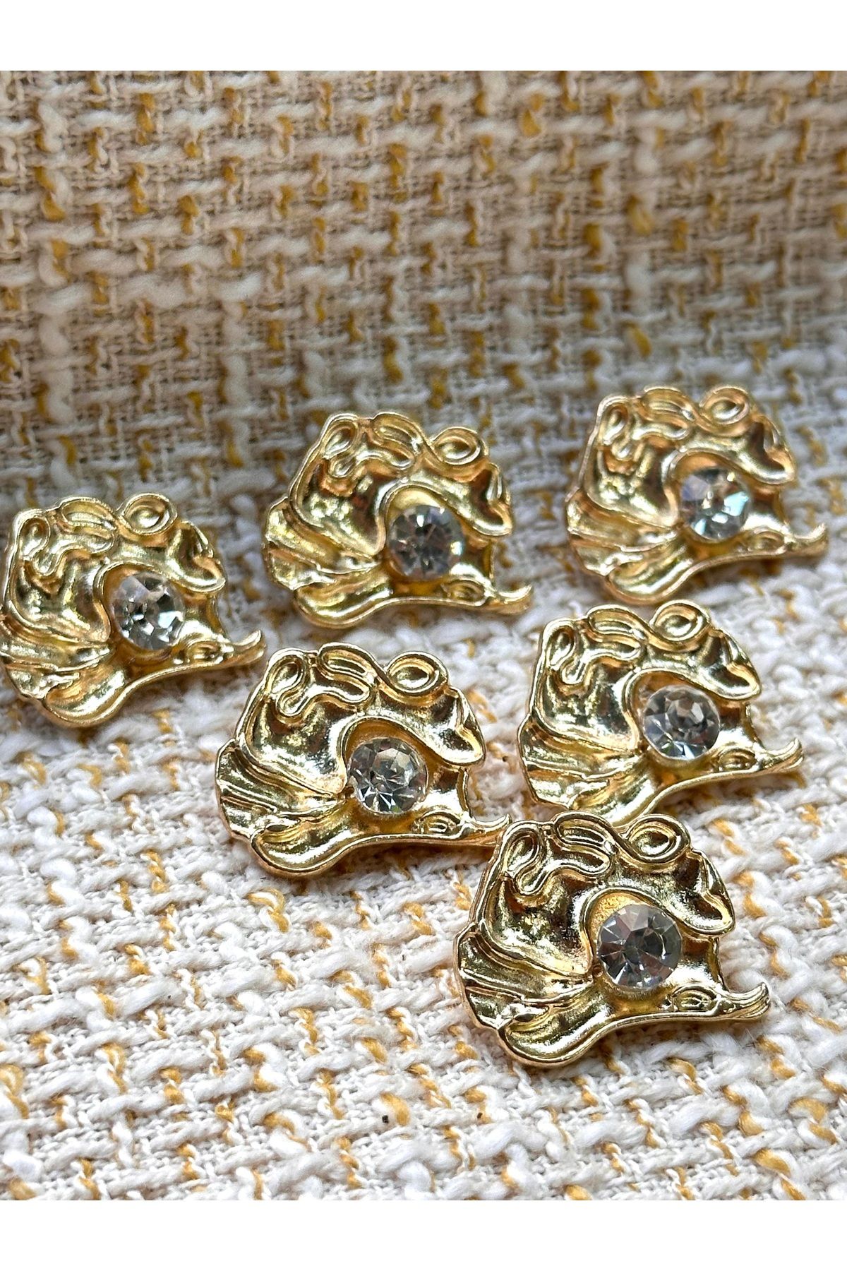 ODDA TASARIM ATÖLYESİ Üstü desenli ortası kristal taşlı gold renkli 6lı düğme(2.3cm)