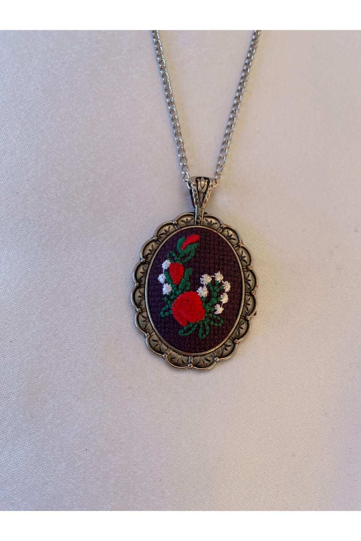 HEDİYEM EVİME Çiçek İşlemeli Kanaviçe Kolye Gümüş Renk Model 11