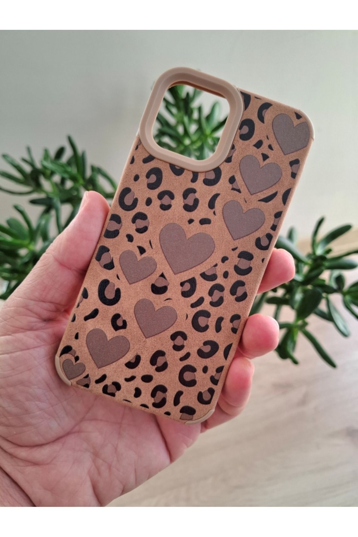 Techno iPhone 12 Uyumlu Leopar ve Kalp Desenli Deri Görünümlü Süet Kaplamalı Lüks Kılıf