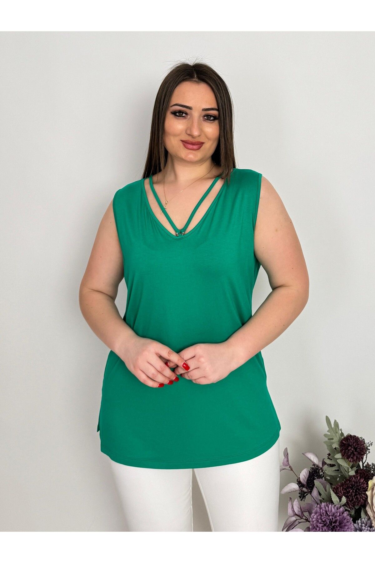 DE WHITES BÜYÜK BEDEN YAKADA BİYE DETAYLI VE AKSESUARLI KOLSUZ BLUZ