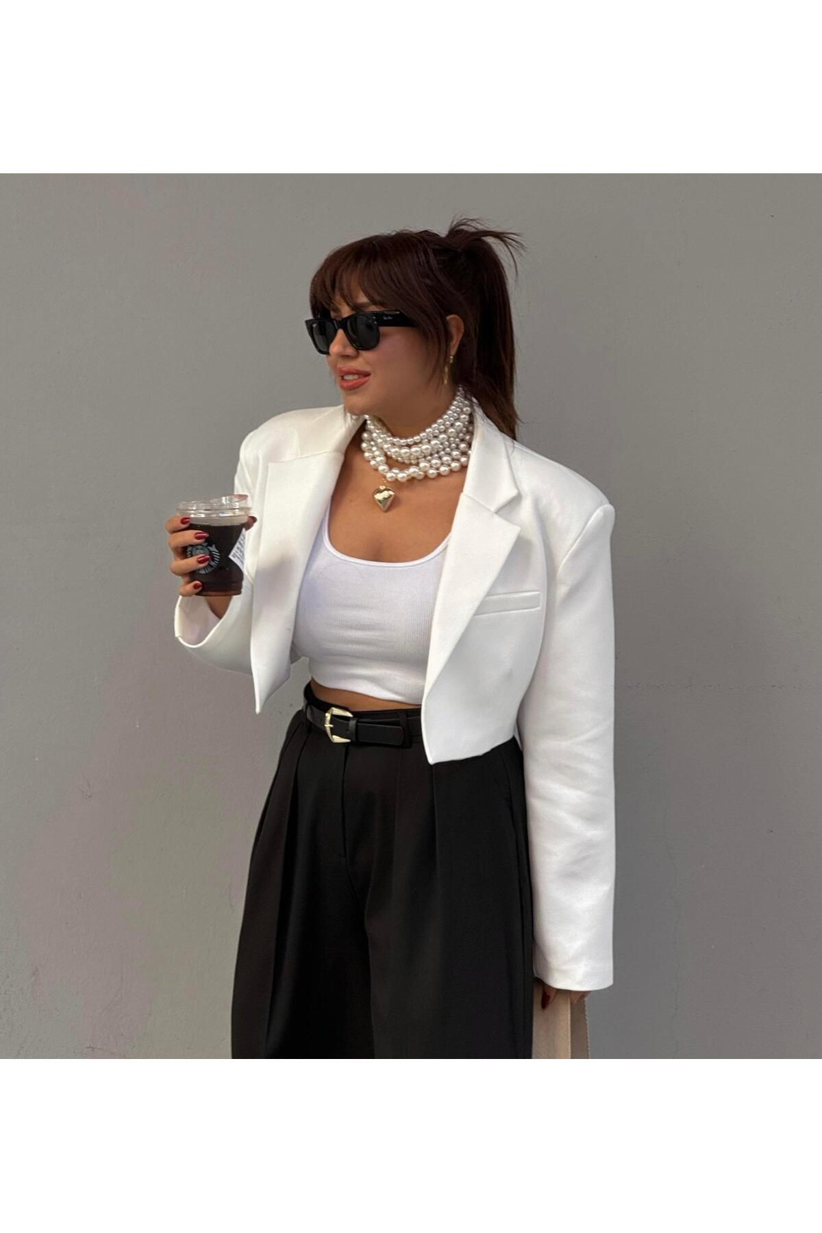 Damranın Dolabı Vatkalı Kısa Blazer Ceket Beyaz