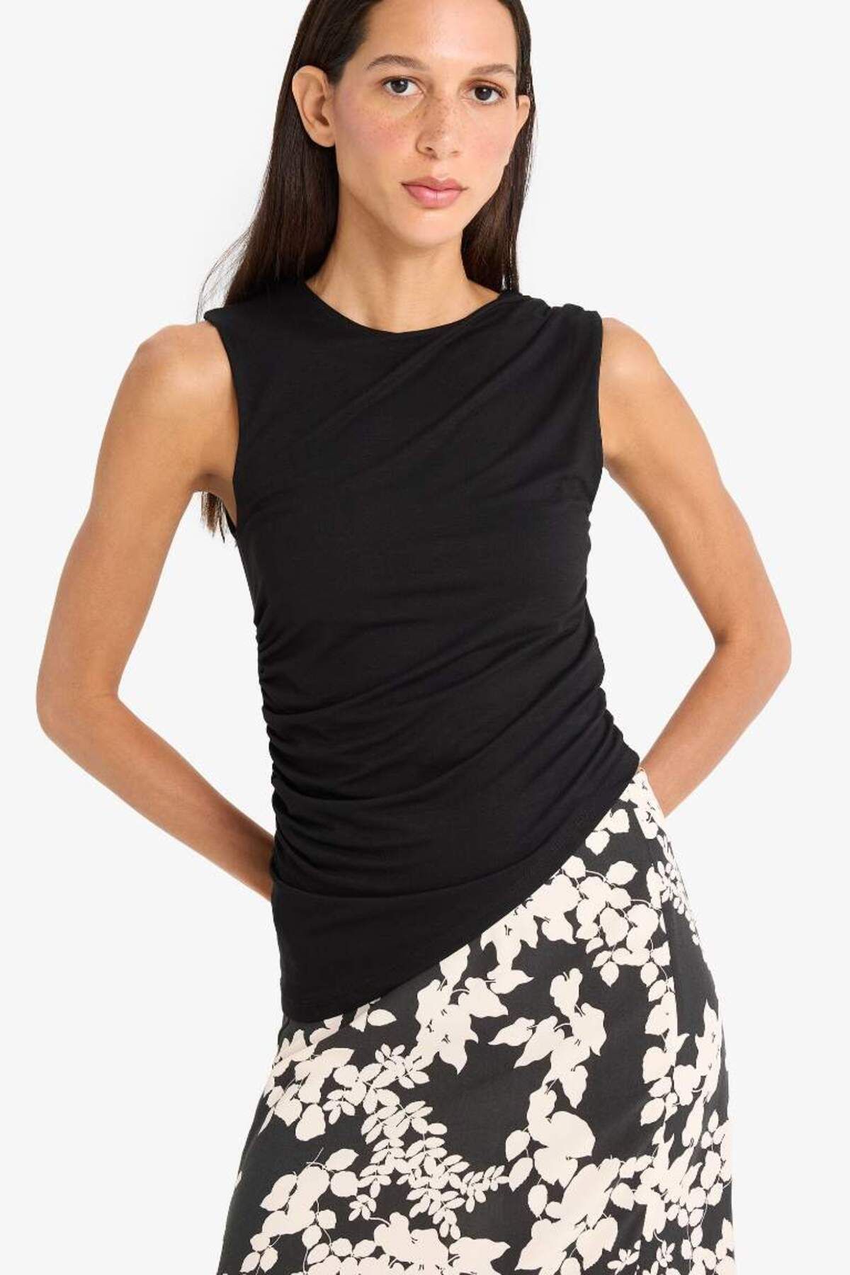 DeFacto Yeni Sezon Slim Fit Dar Kesim Bisiklet Yaka Basic Düz Asimetrik Kesim Drapeli Atlet