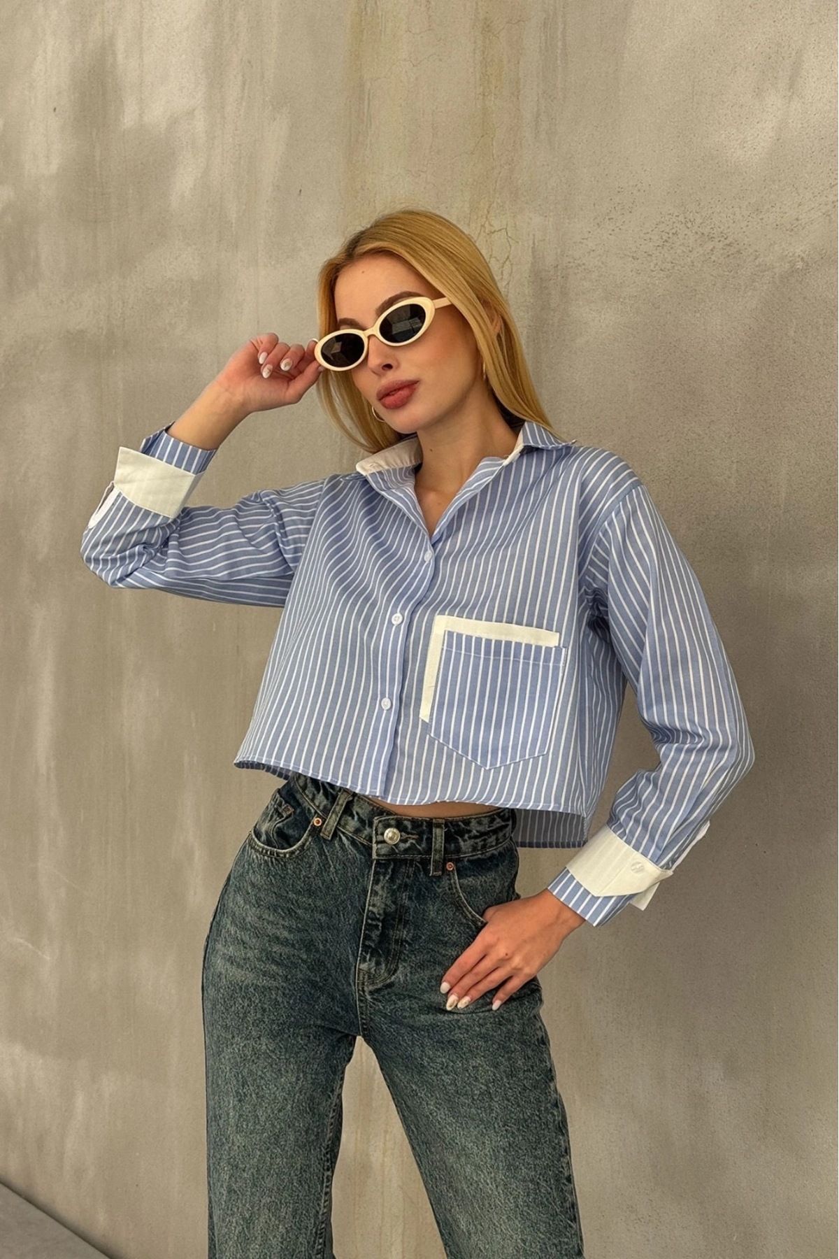 Kese Fashion Store Kadın Mavi Beyaz Cep ve Manşet Detaylı Çizgili Crop Gömlek