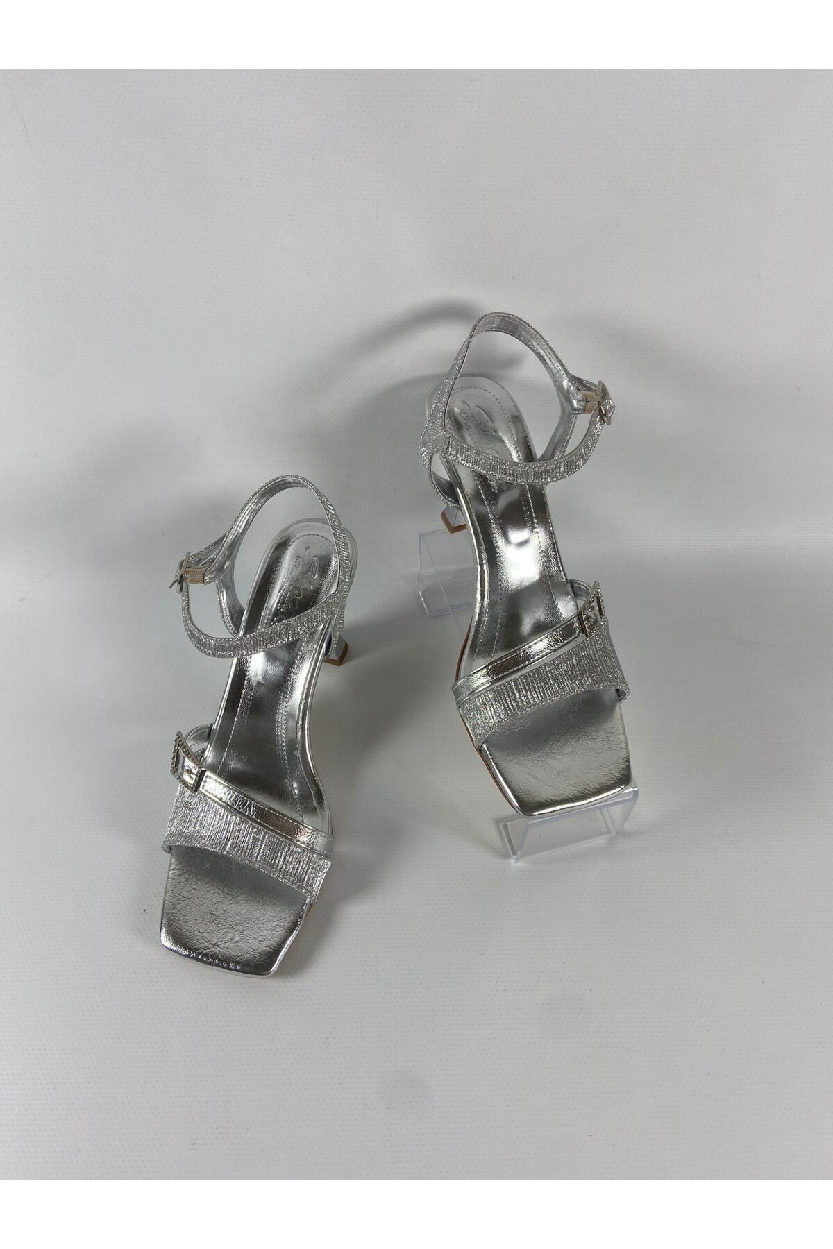 Shoes Kadın Gümüş Tokalı Tek Bant Taş Detaylı Simli Abiye Ayakkabı