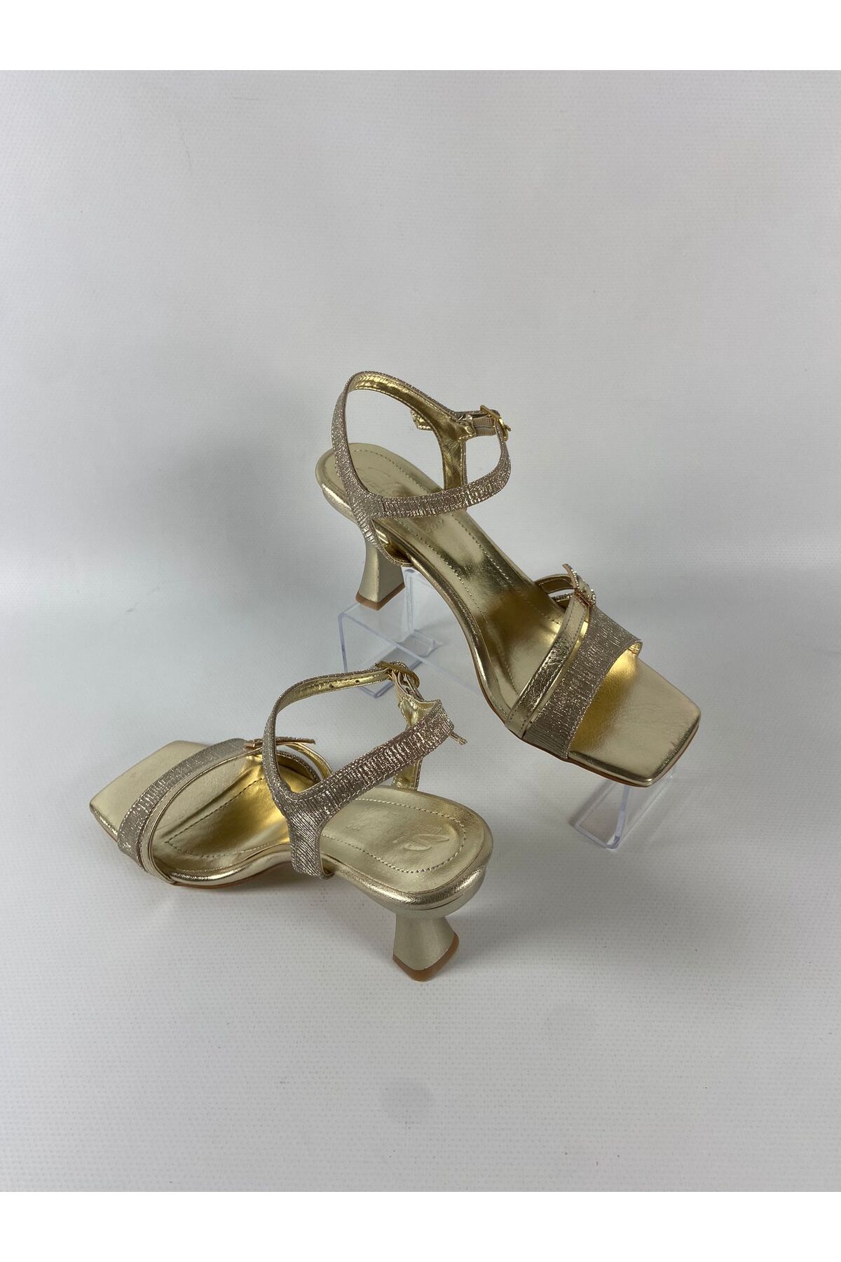 Shoes Kadın Gümüş Tokalı Tek Bant Taş Detaylı Simli Abiye Ayakkabı