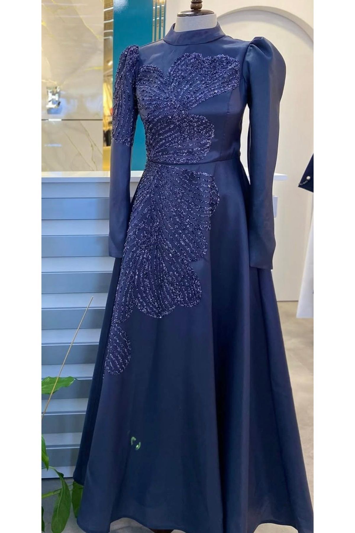 Hennin 25Y4993 HENNİN ABİYE ELBİSE SİMLİ KUMAŞ PRENSES MODEL TAŞ İŞLEMELİ LACI