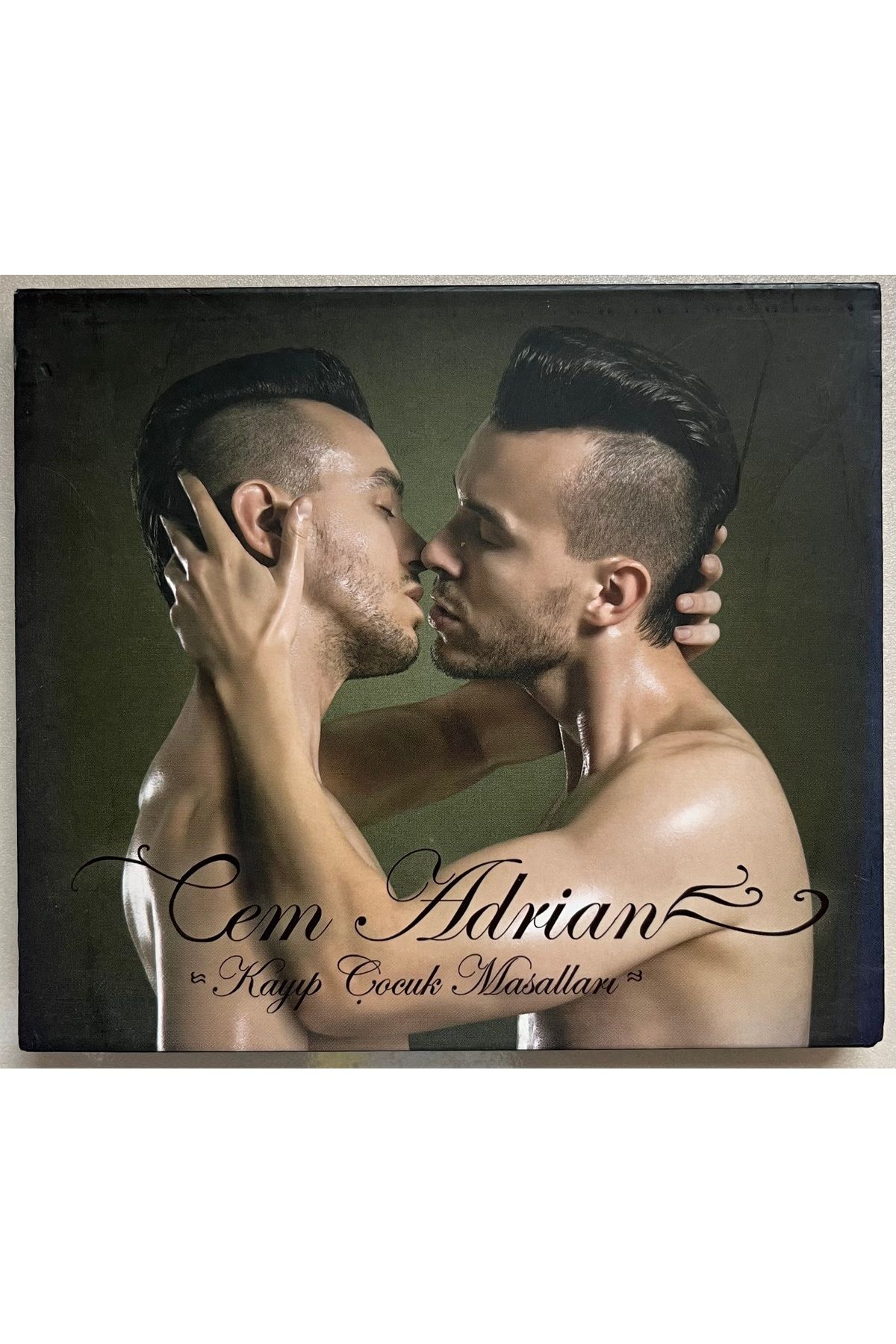 Plakevi İzmir Cem Adrian Kayıp Çocuk Masalları Cd Kağıt Kartonet Mevcuttur (Orjnal 2010 Dönem Baskı Cd)