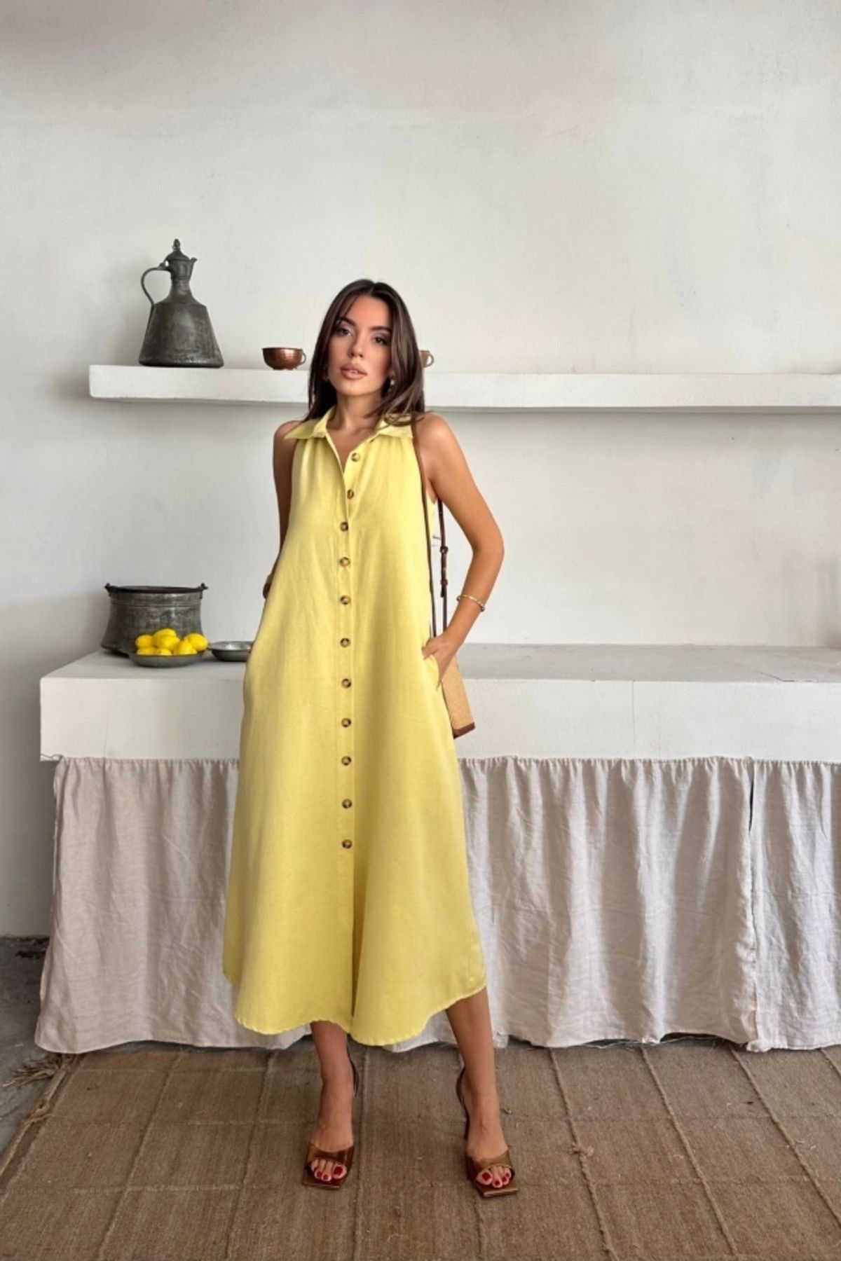 Butik KETEN ÖNDEN DÜĞMELİ KOLSUZ GÖMLEK YAKA ELBİSE - Sarı