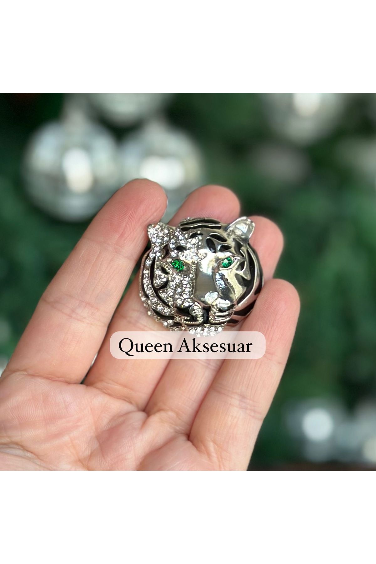 QUEEN AKSESUAR Zümrüt yeşil kristal taşlı gözlü metal gümüş renk leopar başlı kadın broşu 3,5cm