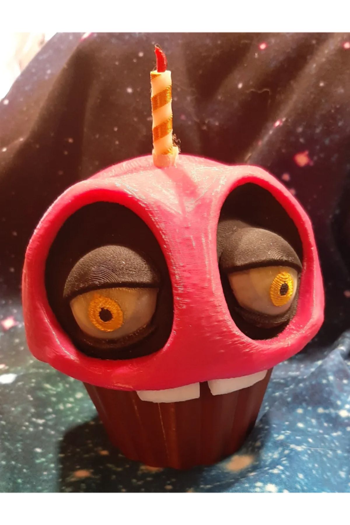 Saatistan Beyaz FNAF Mr. Cupcake Figürü - Carl Tasarımı, koleksiyon ve dekor için ideal.