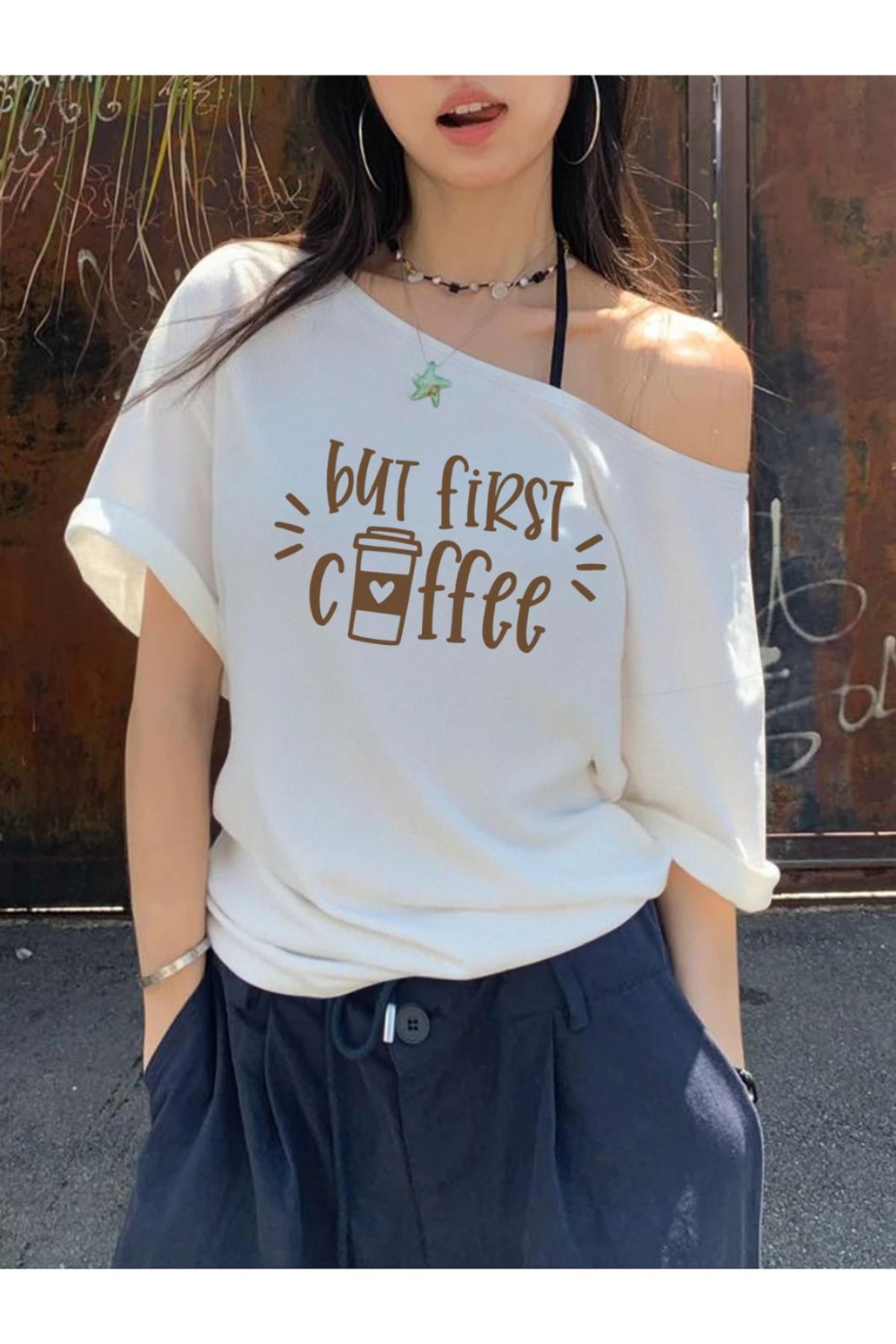 Koklonmoda Kadın Düşük Omuz Kayık Yaka First Coffe Baskılı T-Shirt