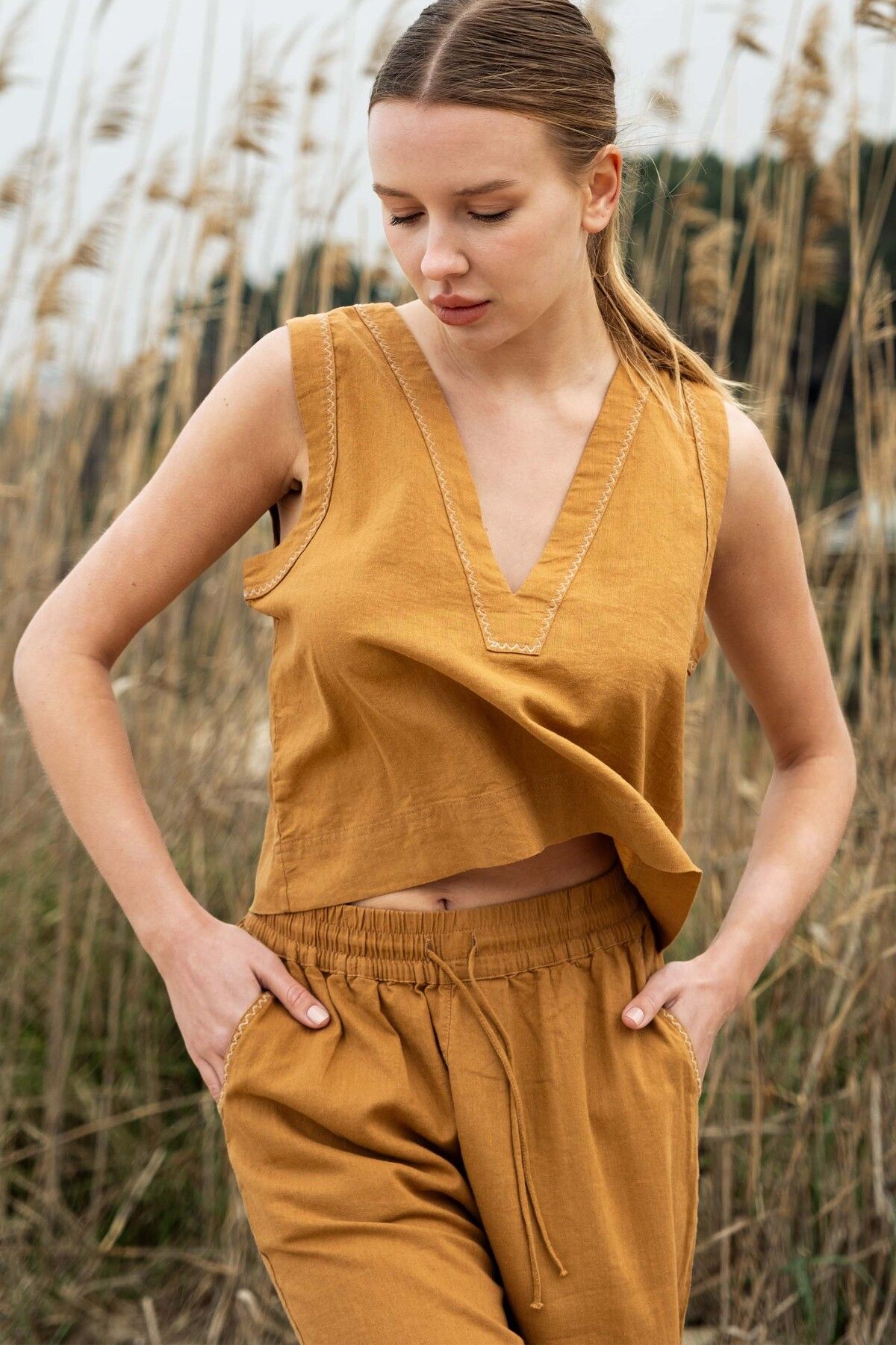 JOJOMIA Nina Crop Üst V Yaka Nakış Detaylı Hardal
