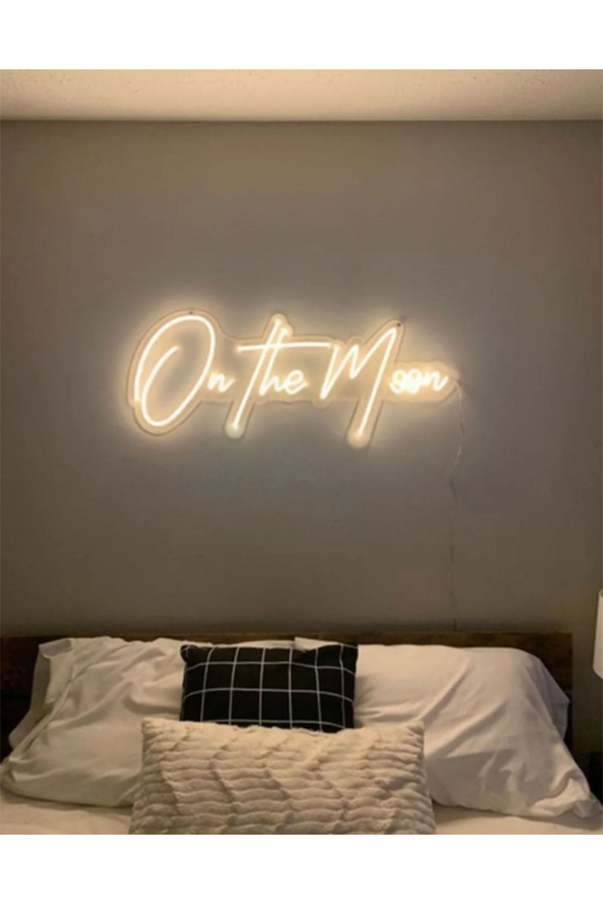 Matris Neon Led Işıklı On The Moon Yazısı