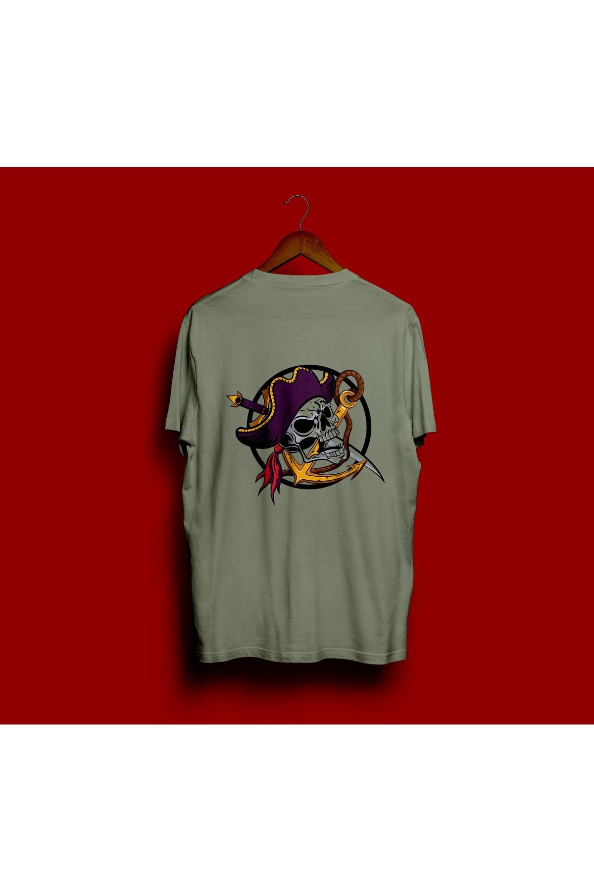 MODA KISA KOLLU REGULAR KALIP KURU KAFA (Skull) KORSAN DESENLİ T-SHIRT