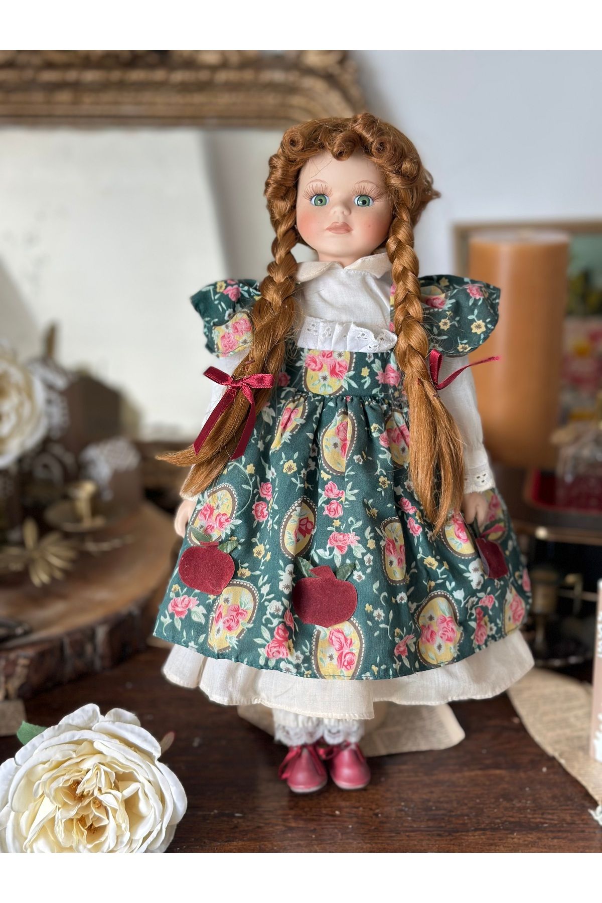 Handmadesign Koleksiyonluk Porselen Bebek Kumral Örgülü Renkli Elbiseli Yeşil Gözlü Bordo Elmalı