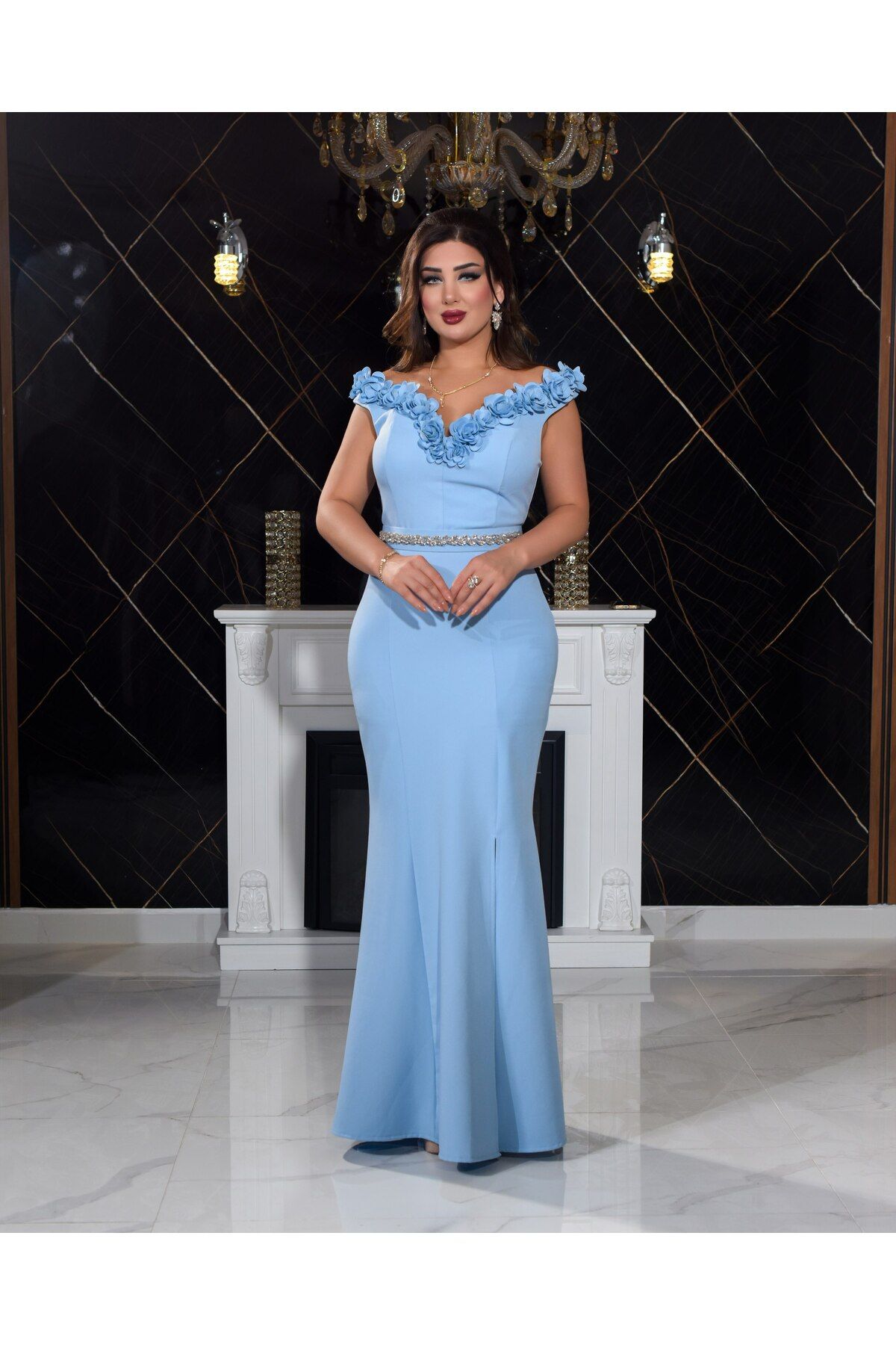 CAREZZA Yakası Gül Detaylı Taşlı Kemerli Yırtmaçlı Balık Elbise -FİORA- 9227 Bebe Mavisi