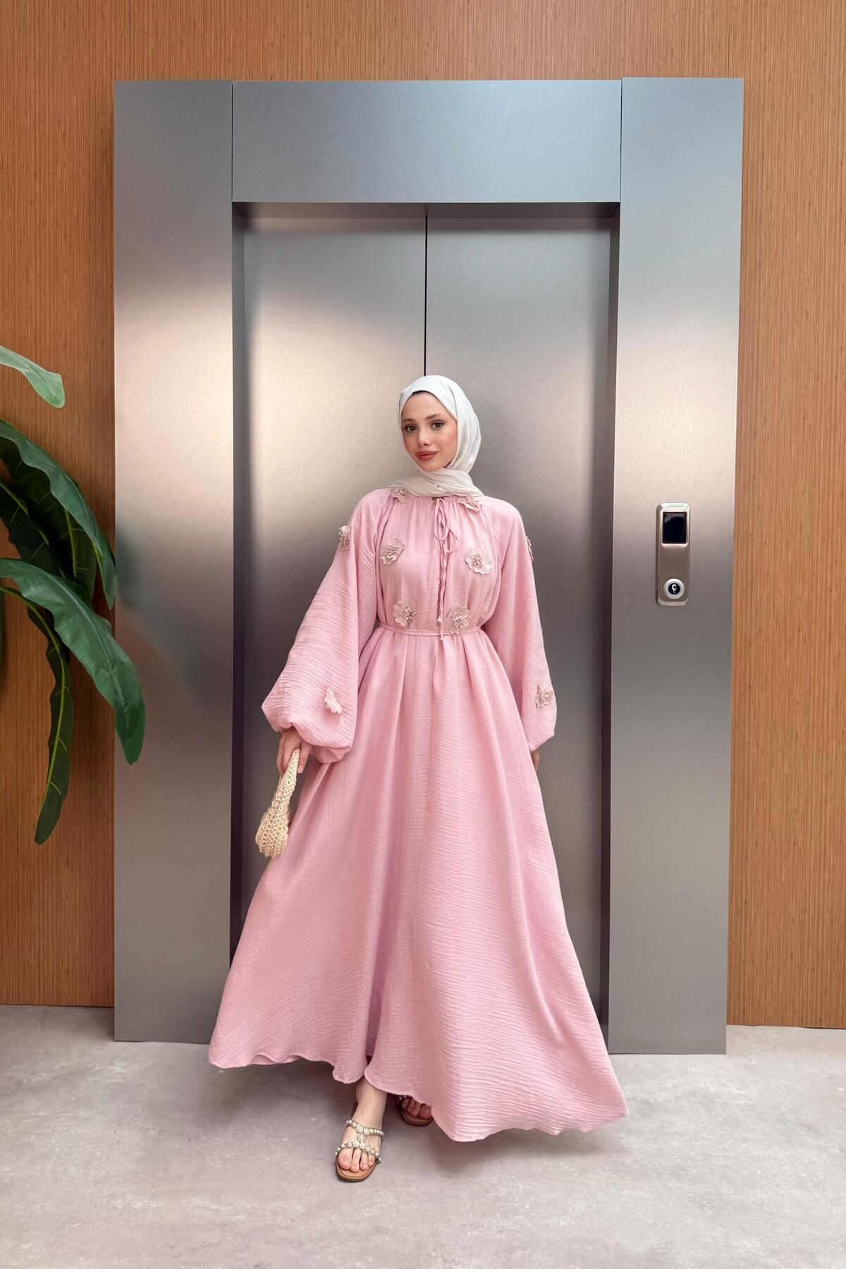 QUQA Çiçek Aksesuarlı Müslin Elbise - Pembe