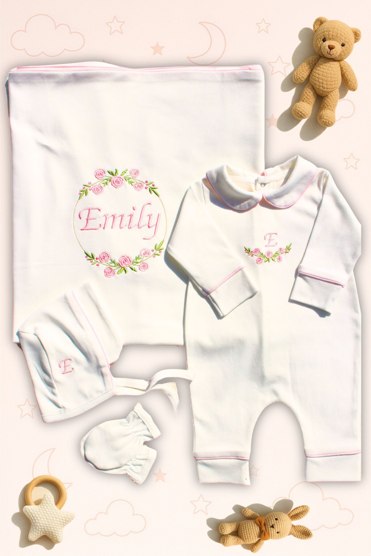 BabiesFirst Kız Bebek Hastane Çıkışı 4’lü Set | Çiçekli İsimli Nakışlı %100 Pamuk Tulum Battaniye Şapka Eldiven