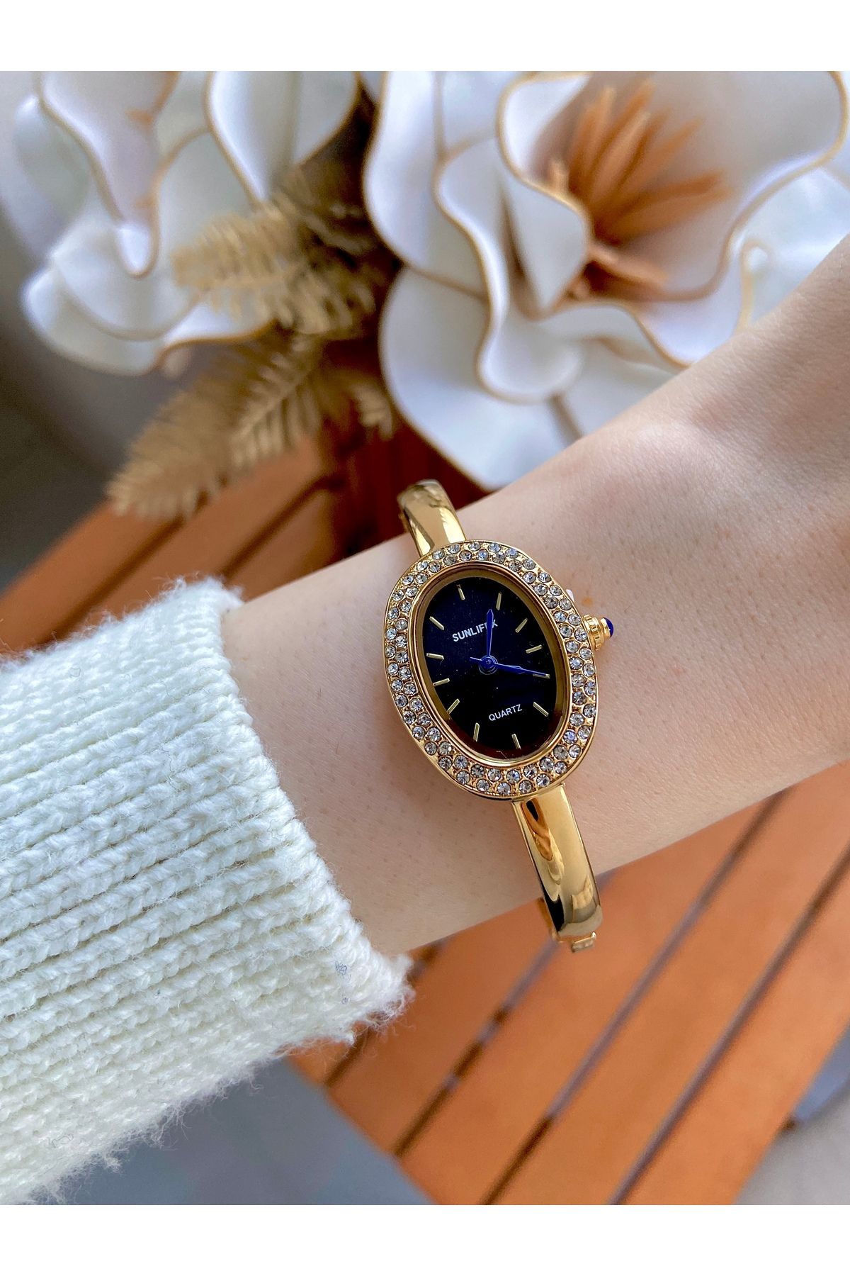 Arzu Butik Oval taşlı bilezik model kadın kol saati gold renk
