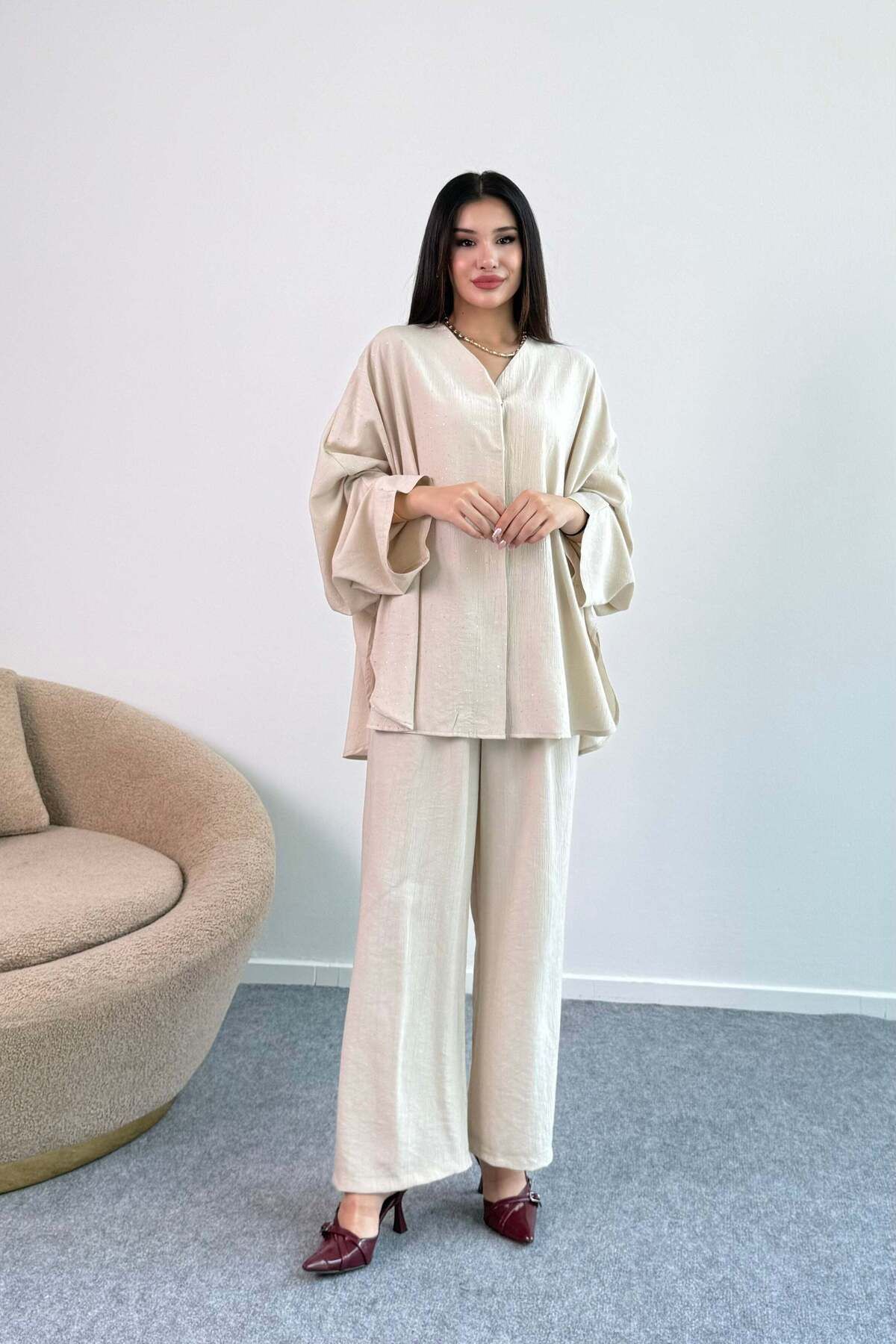 Hatun Atila Dökümlü Kesim Taşlı Geniş Kollu Bluz ve Geniş Paça Pantolon İkili Takım 8838 - Bej