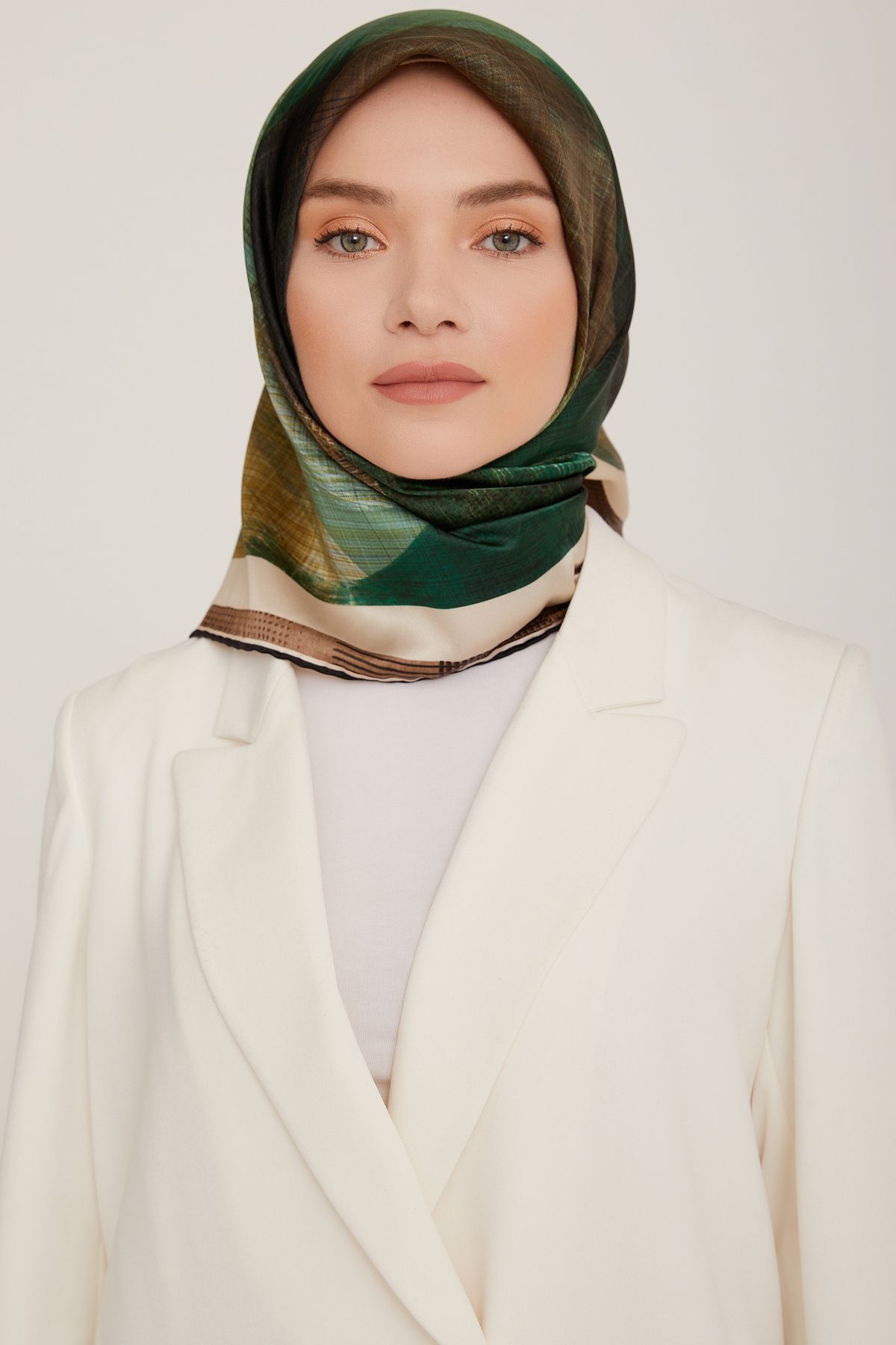 Armine Nostalji Serisi İpek Twill Eşarp 8830D-31 Batik Desen Haki-Çimen Yeşili