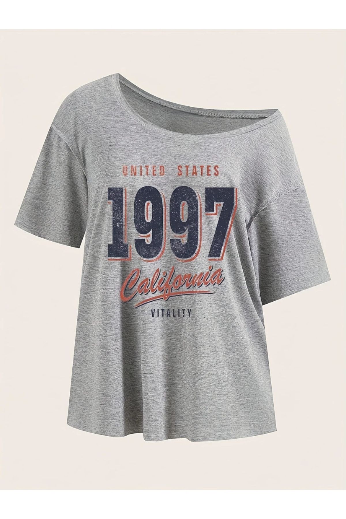 Koklonmoda Kadın Düşük Omuz Kayık Yaka 1997 Baskılı T-Shirt